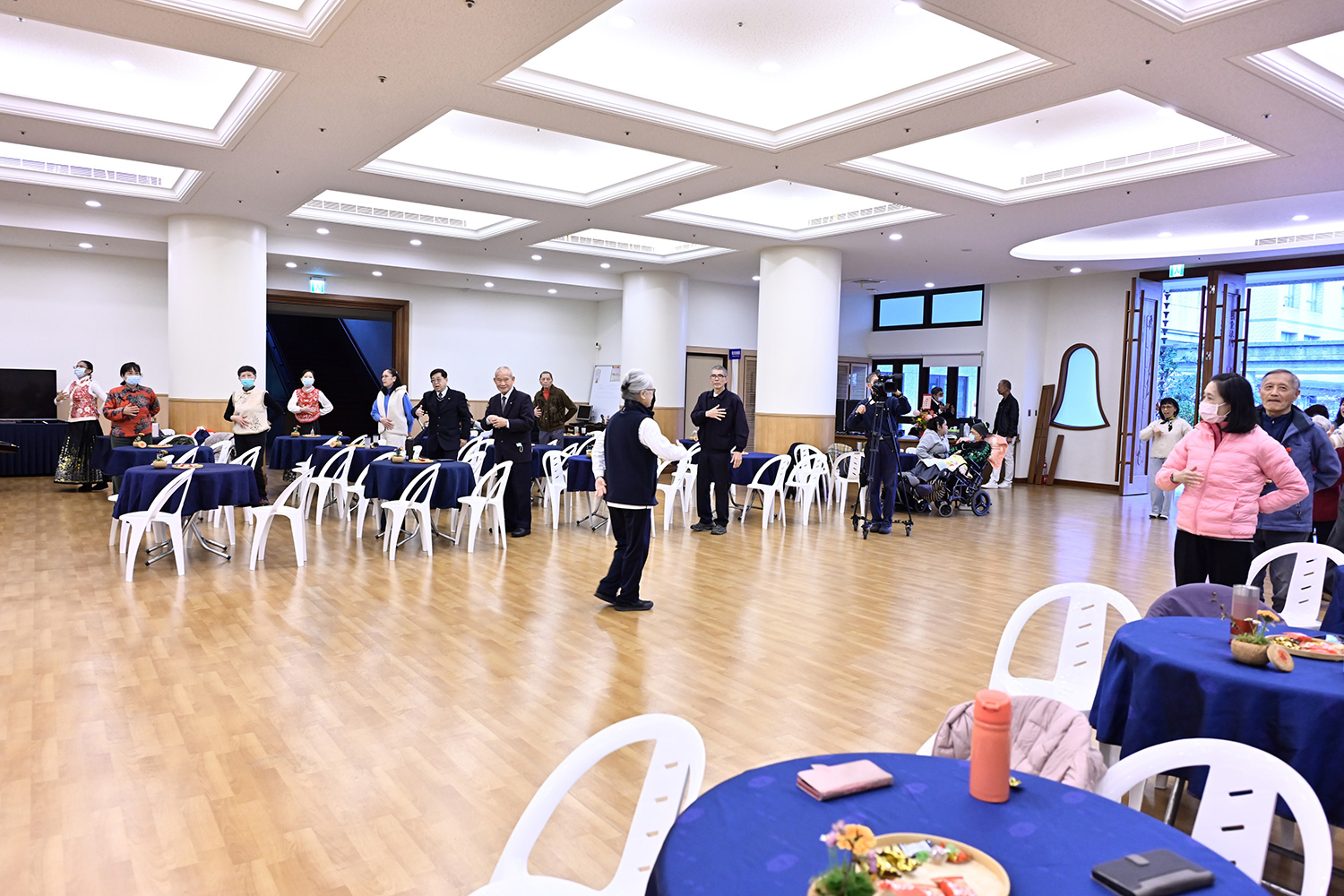 志工王娟娟帶來「快樂歡喜年」的團康帶動，大家跟著上下扭動，抖抖手甩甩腳，把剛剛的寒氣全部都抖掉。