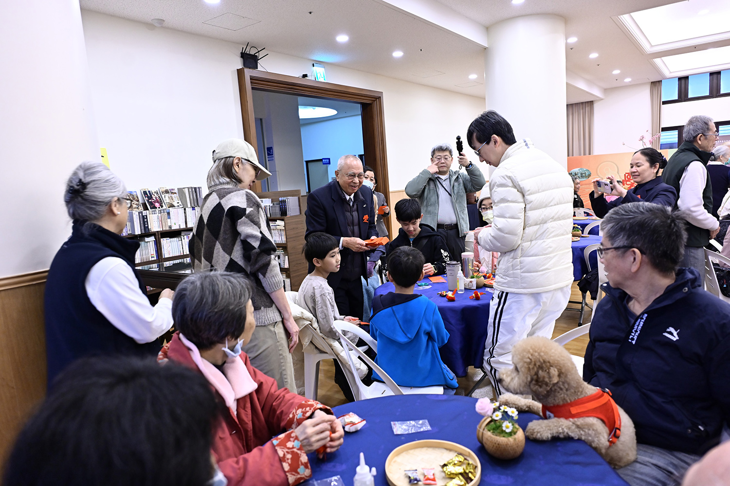 合心志工楊清富與同修歐金鸞前來祝福大家。感恩大家平常落實社區，社區有活動大家都前來護持。並致贈裝滿喜氣的紅包，祝福大家喜事加碼，幸福加碼。