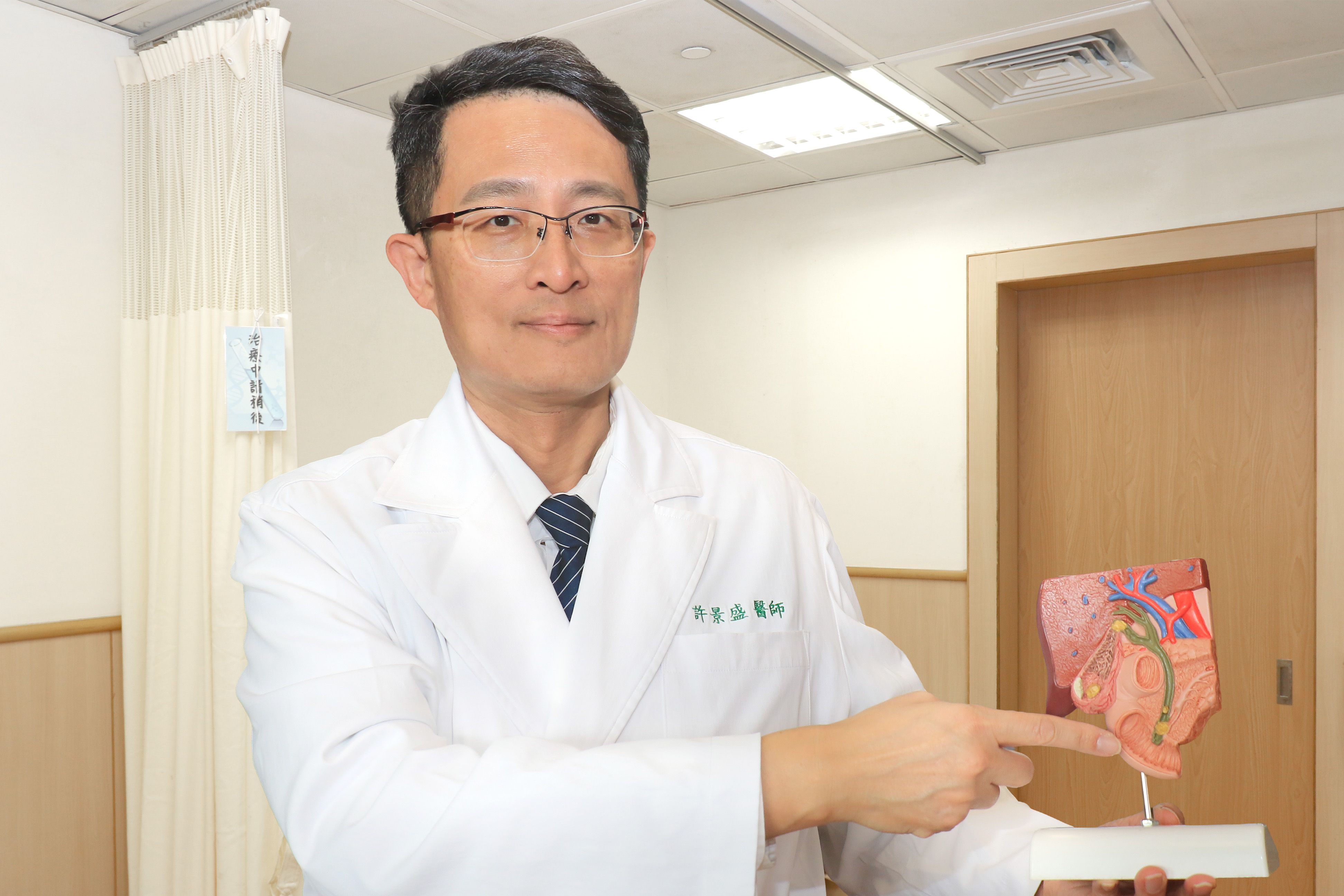 許主任提醒春節切勿暴飲暴食，讓胰臟炎在馬年「來拜年」。