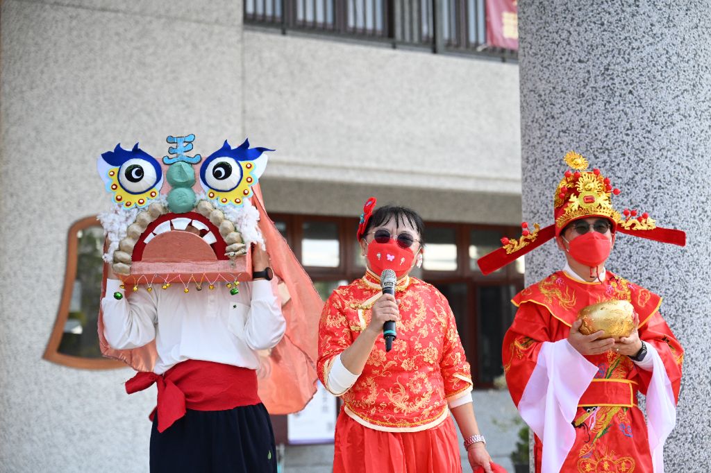志工黃春鳳(中)一家格外醒目。她扮演喜婆,先生化身財神爺,今年更加入新力軍,一對雙胞胎兒子舞起獅來虎虎生風。