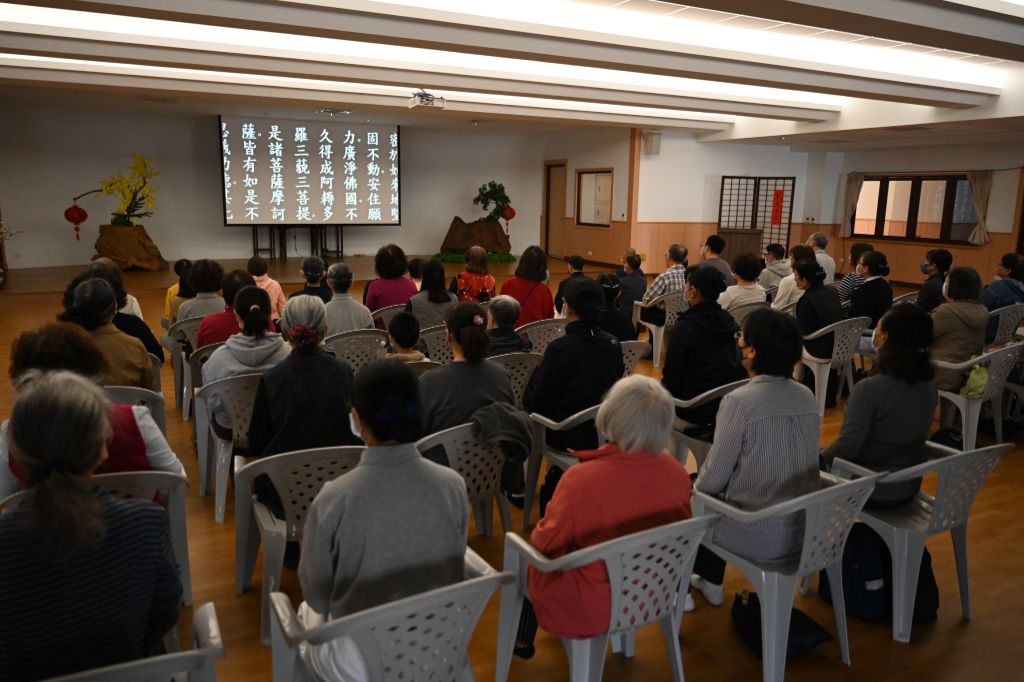 走入人文講堂,方才的熱鬧瞬間化為莊嚴靜穆。大家依序入座,輕聲安靜,心也慢慢沉澱下來。梵音響起,齊聲唱誦《無量義經》,字字句句在心中迴盪。