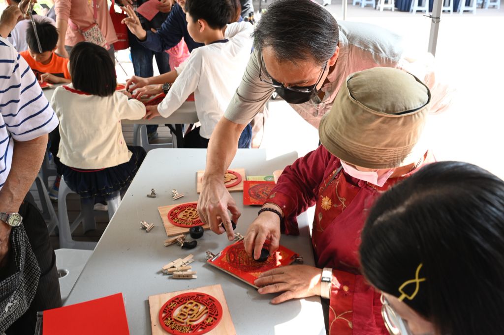書法老師夏士清推出「蠟墨拓印」體驗,在輕鬆創作中感受節慶意涵。蠟墨簡單易上手,成品漂亮又不易弄髒,大小朋友都玩得開心。