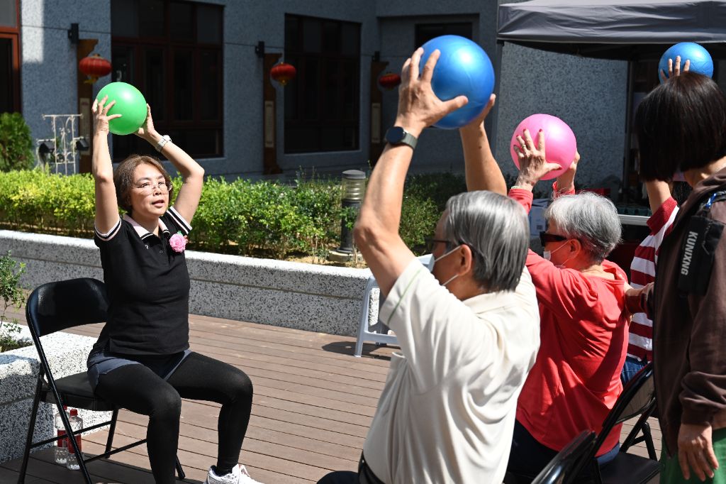 肌力平衡訓練教練李璟蕓(左一)設計結合肌耐力與心肺訓練的簡易動作,提醒大家三十歲後肌力逐年下降,要及早保養,希望大家過年走春,也能把健康理念帶回家。