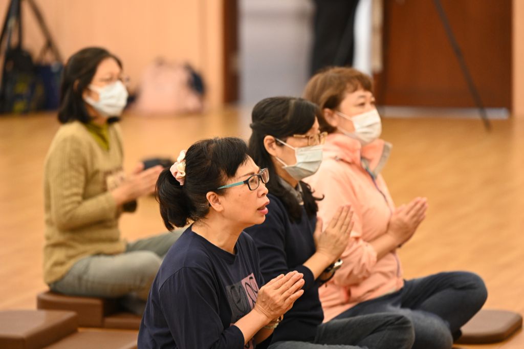 拜經時刻,梵音響起,齊聲唱誦《無量義經》,字字句句在心中迴盪。有人閉目默禱,有人低頭省思,為過去一年懺悔反省,也為新的一年虔誠祈福。