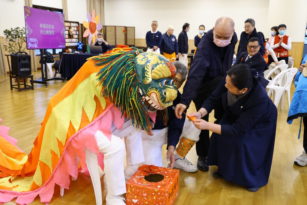 每年都帶來熱烈祝福的松山團隊以精彩的舞龍賀新春，在鑼鼓喧天的歡騰氣氛中，正式展開汐止迎新年系列活動和舞龍的弘法利生。