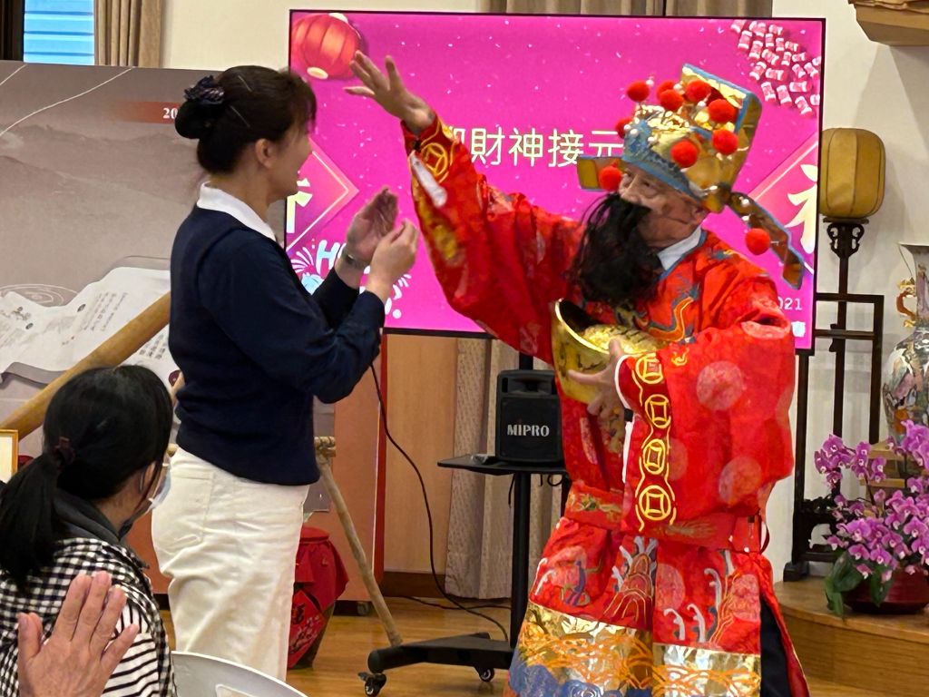 巧扮財神爺志工柯椿河說：「我要求自己每年都要呈現不同的氣象與內涵；除了走位要帶點『福態』，今年更特別設計了『抓福氣』的手勢，希望讓每個人都能收到有福、有慧的祝福。」