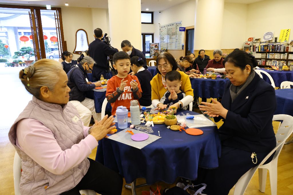 今年七歲熊立煦與三歲熊昶昱兄弟在阿嬤陳秀敏陪伴下參與捏塑，並帶來舞獅表演。