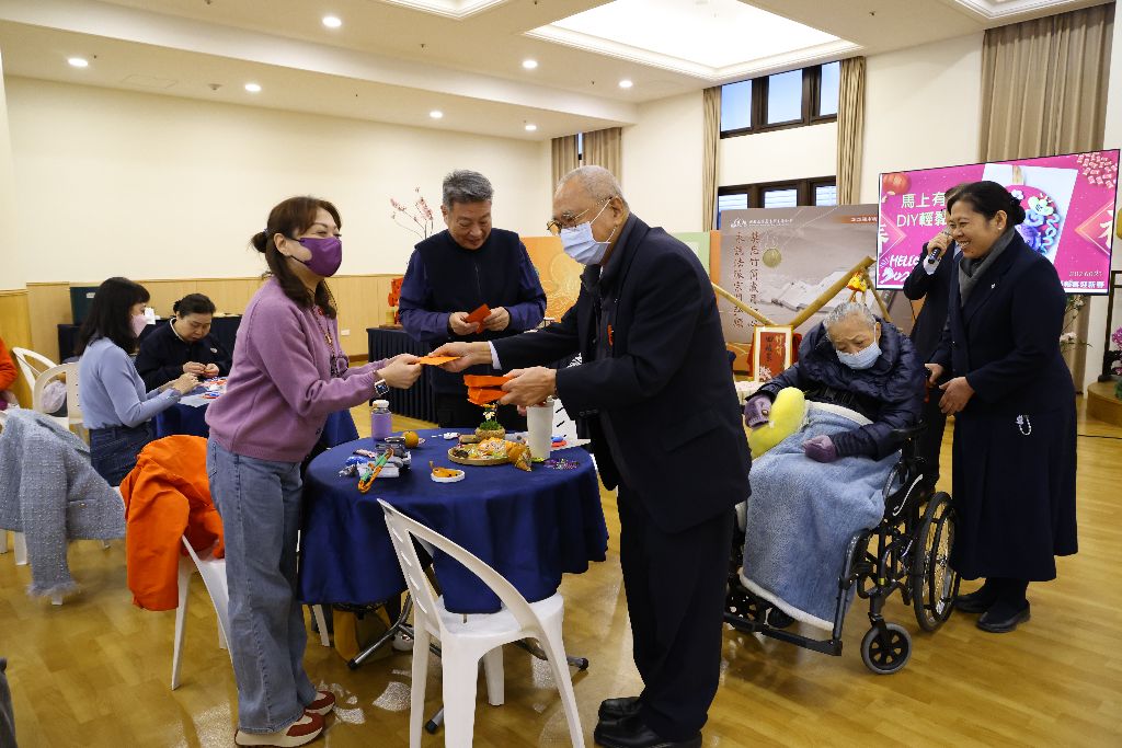 汐止大家長楊清富(中)總是帶著妻子歐金鸞(前)參加活動，更親自送上紅包與祝福，願人人平安吉祥、福慧雙修。