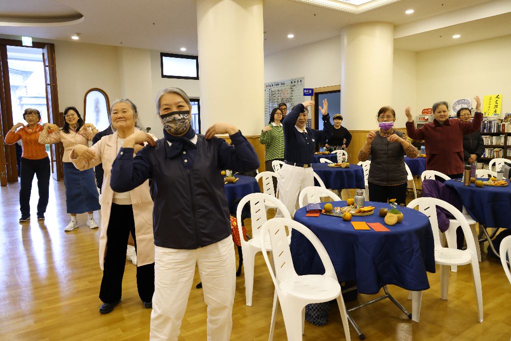 〈快樂臺灣年〉是一首輕快且富含臺灣韻味與團圓意涵的臺語歌。大家隨著旋律齊聲合唱律動，跳出新春的喜悅，更象徵著家家戶戶歡喜團圓慶豐年。