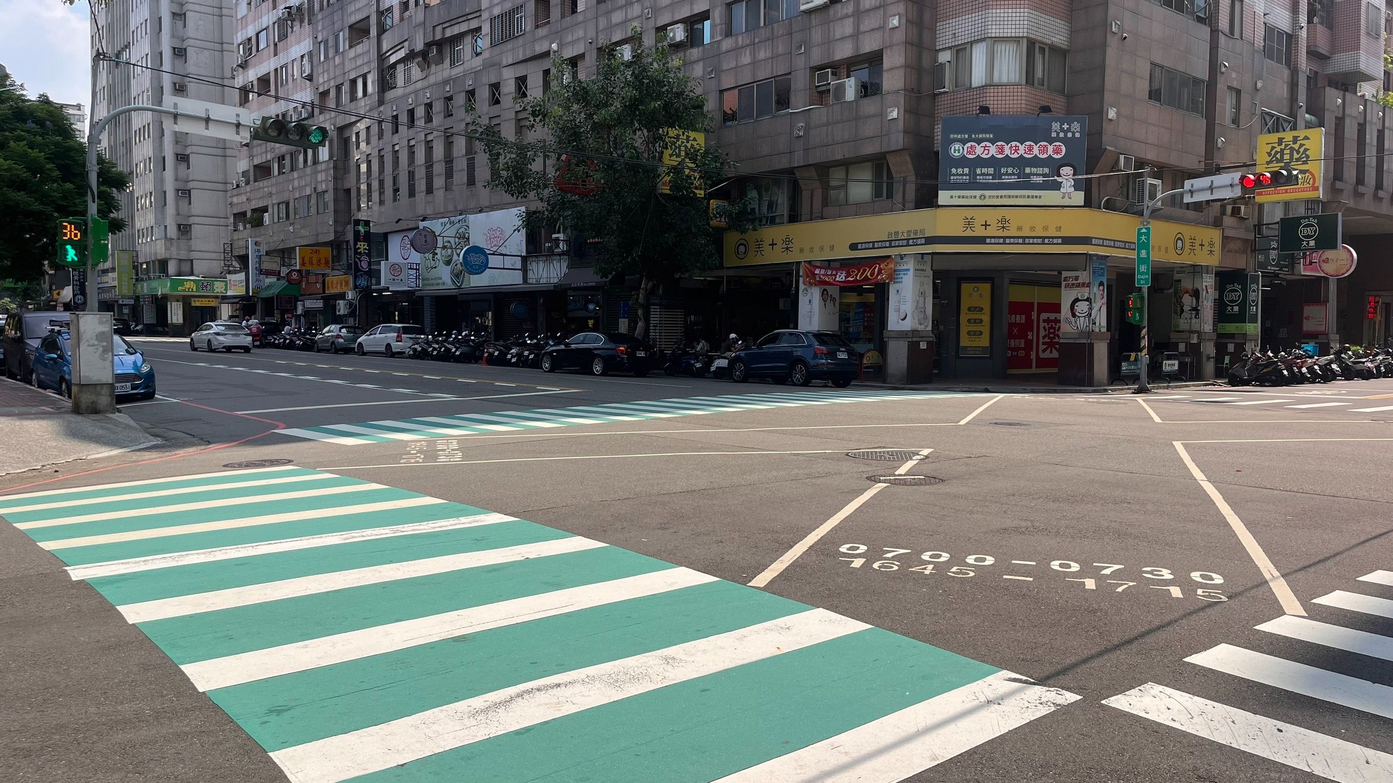 提升行人安全，中市府推動行人專用、行人早開號誌，強化人車分離