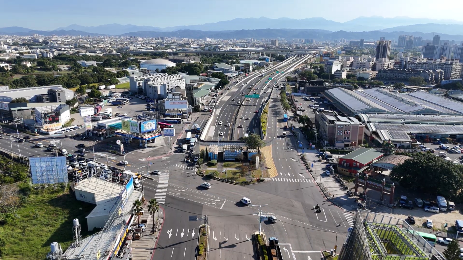 市府持續優化號誌設置，透過交通工程設備、智慧化管理等，提升道路運行安全與效率