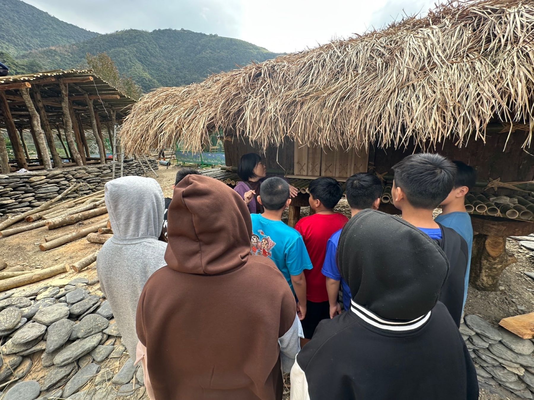 南豐國小的學生認識家屋的材料,學習綁騰的技巧