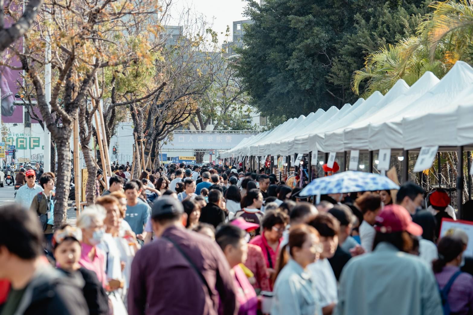 高雄市政府與台灣香港協會連續4年攜手合辦「香港年宵在高雄」，集結港式美食、經典港樂表演、親子足球體驗及藝文講座等多元內容，打造原汁原味的港式新春氛圍，3天活動吸引逾6萬人次到場，共同感受濃濃港味與熱鬧年節氣息。