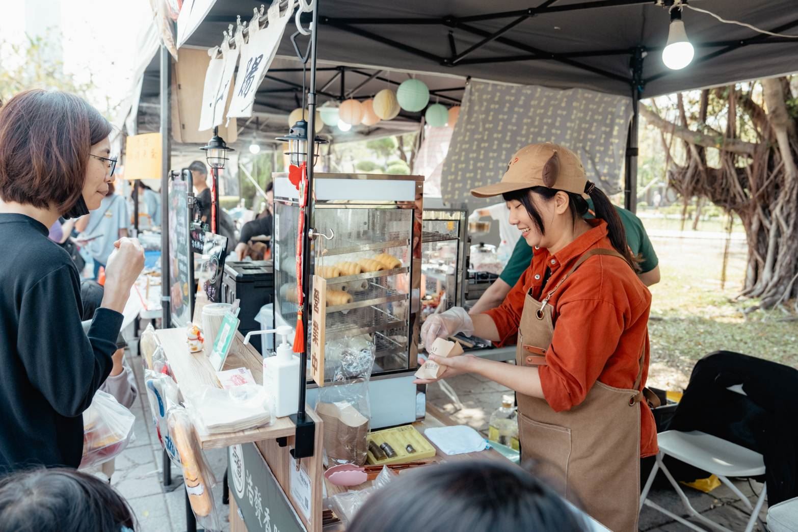 「2026香港年宵在高雄」匯聚經典港式小吃、香港傳統遊戲與特色文創選物，打造原汁原味的港式年節氛圍，攤位前人潮絡繹不絕，也讓在台港人齊聚高雄共度溫馨團圓時光。