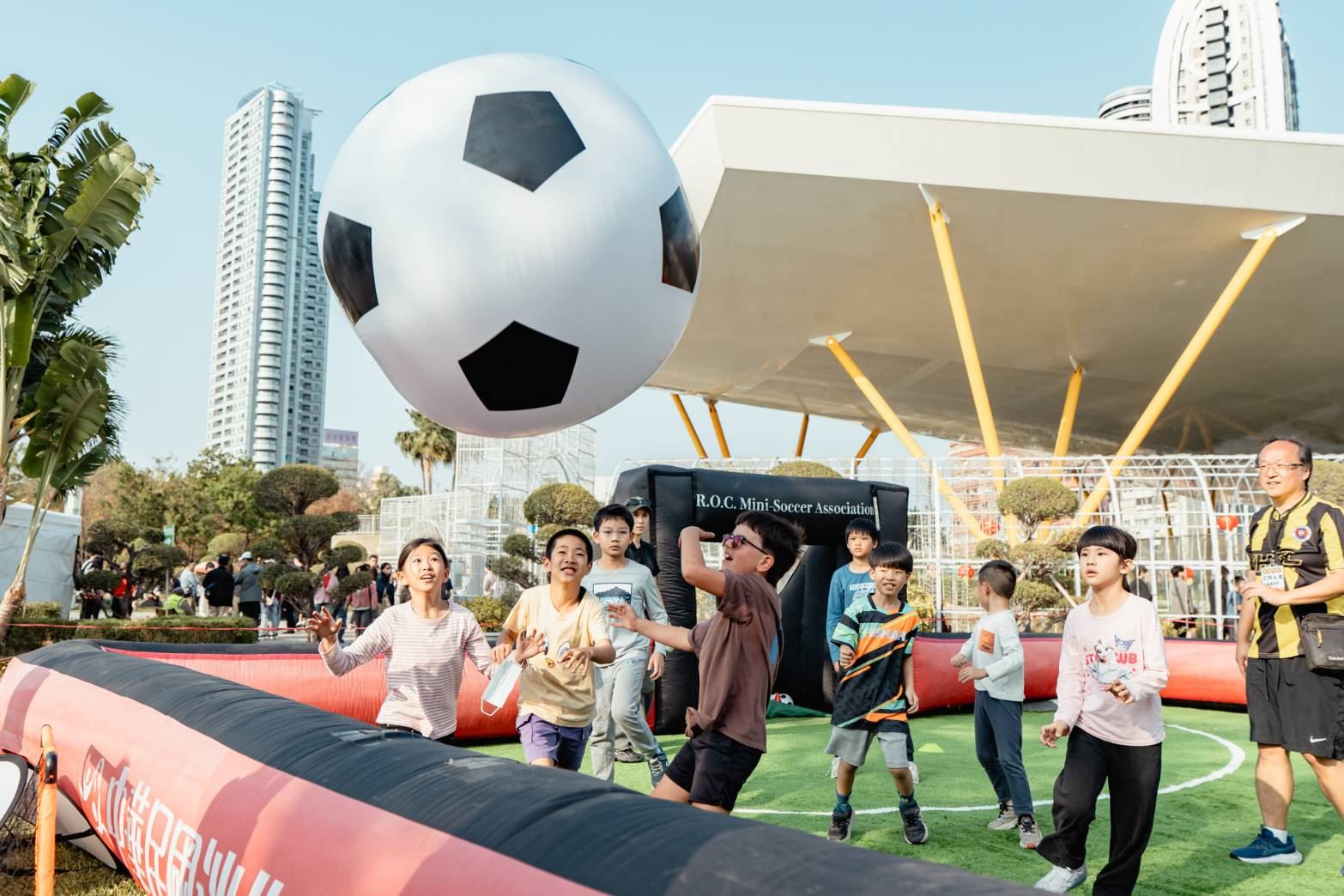 今年首度推出的足球體驗活動成為親子家庭最受矚目的亮點，大型氣墊足球場吸引大小朋友踴躍參與體驗，在奔跑與互動中笑聲此起彼落，現場洋溢熱鬧歡樂氛圍。