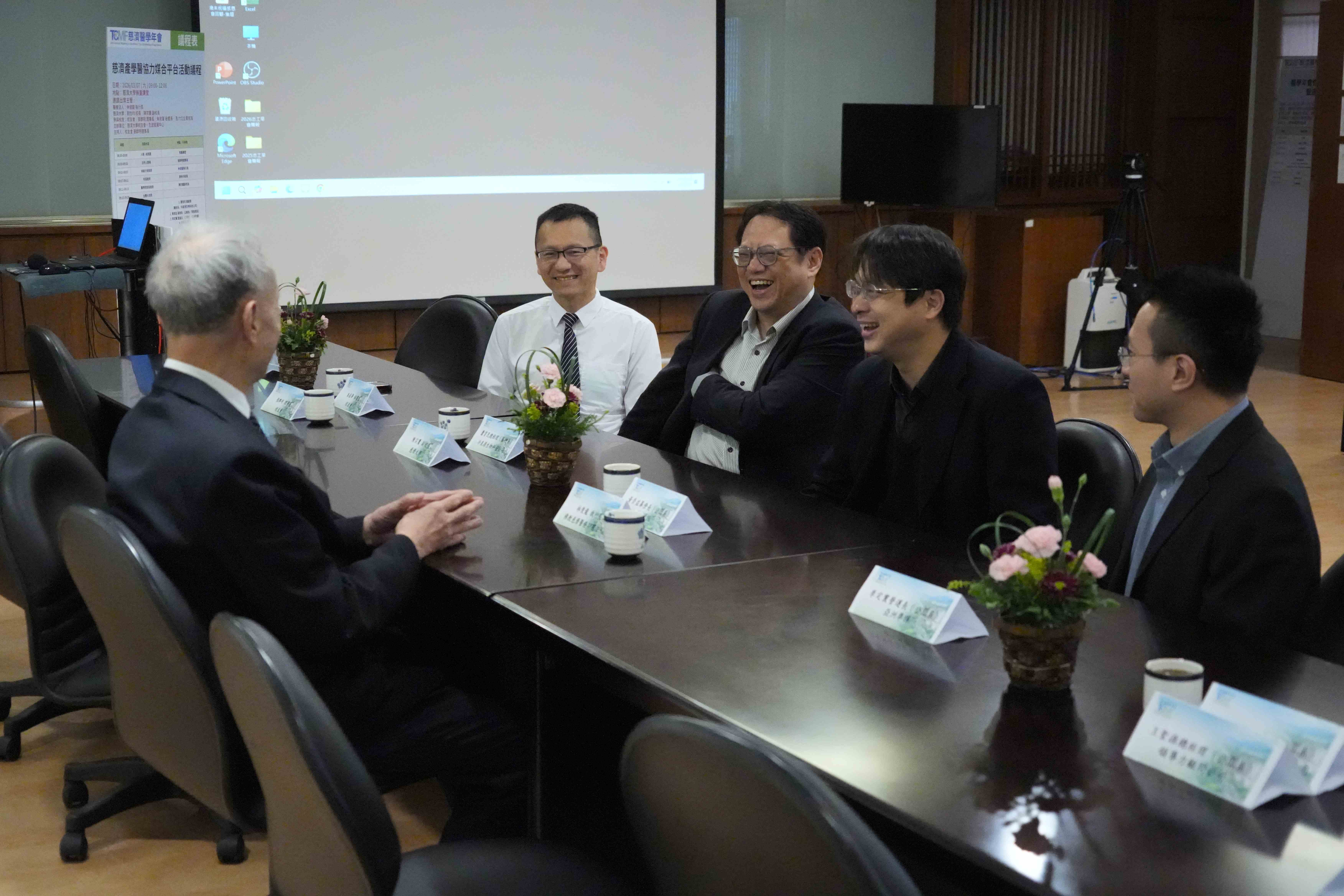 慈濟醫療志業執行長林俊龍與慈大校友相談甚歡