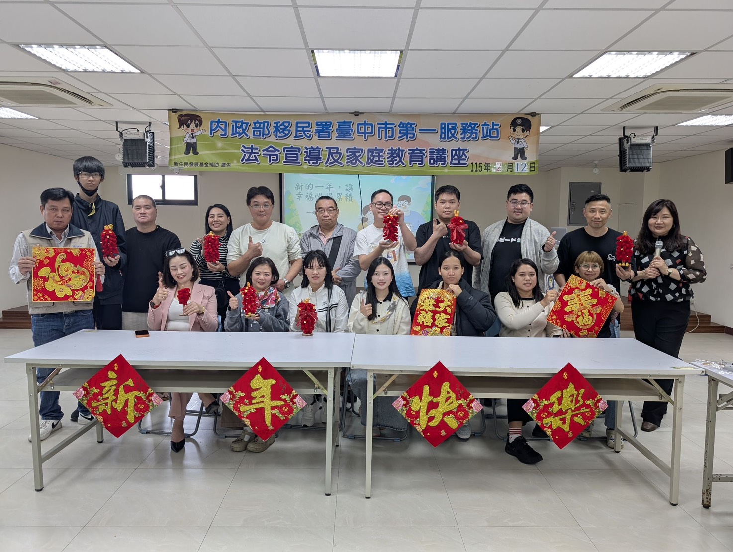 臺中地方法院家事民事調解委員張儷姻老師與學員們攜手製作「馬」上發財樹，祝大家新年快樂