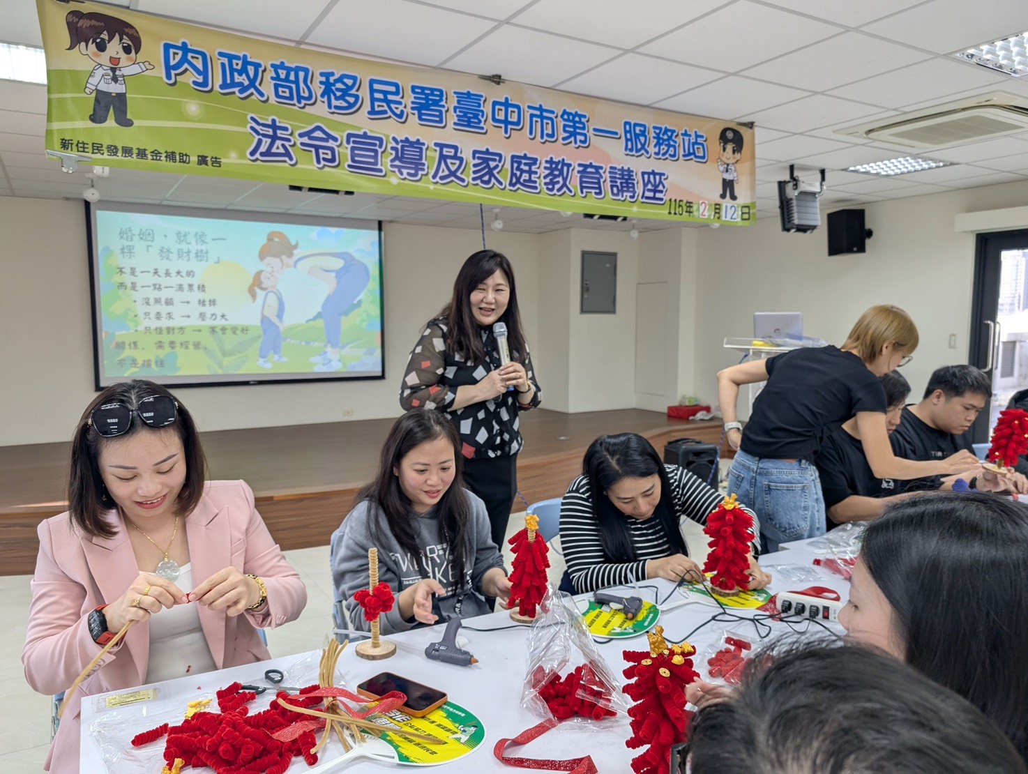 張調解委員和學員們分享婚姻像植栽，需要用愛灌溉，多傾聽、多關懷、多體諒