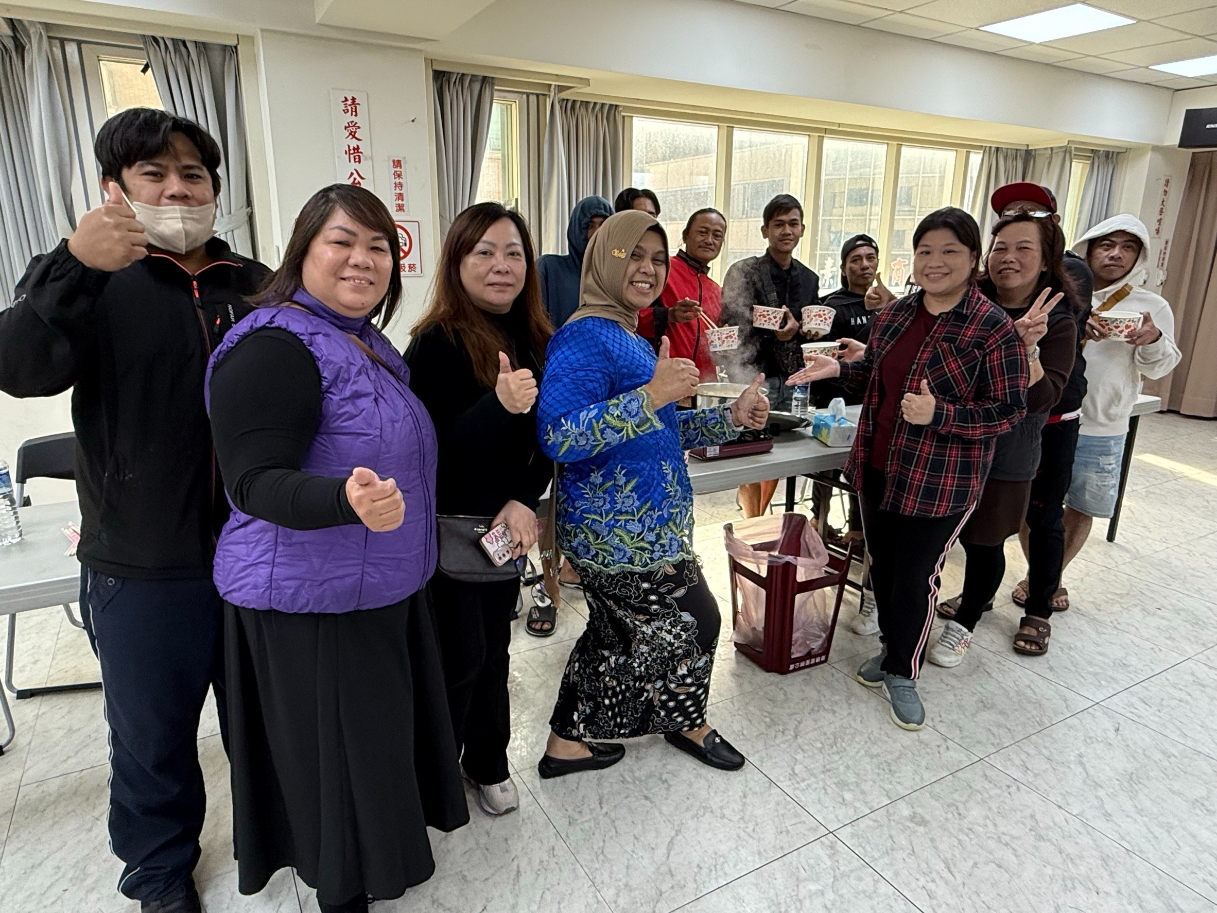 印尼移工及新住民一起製作家鄉過年料理「椰奶蔬菜湯」迎新年。