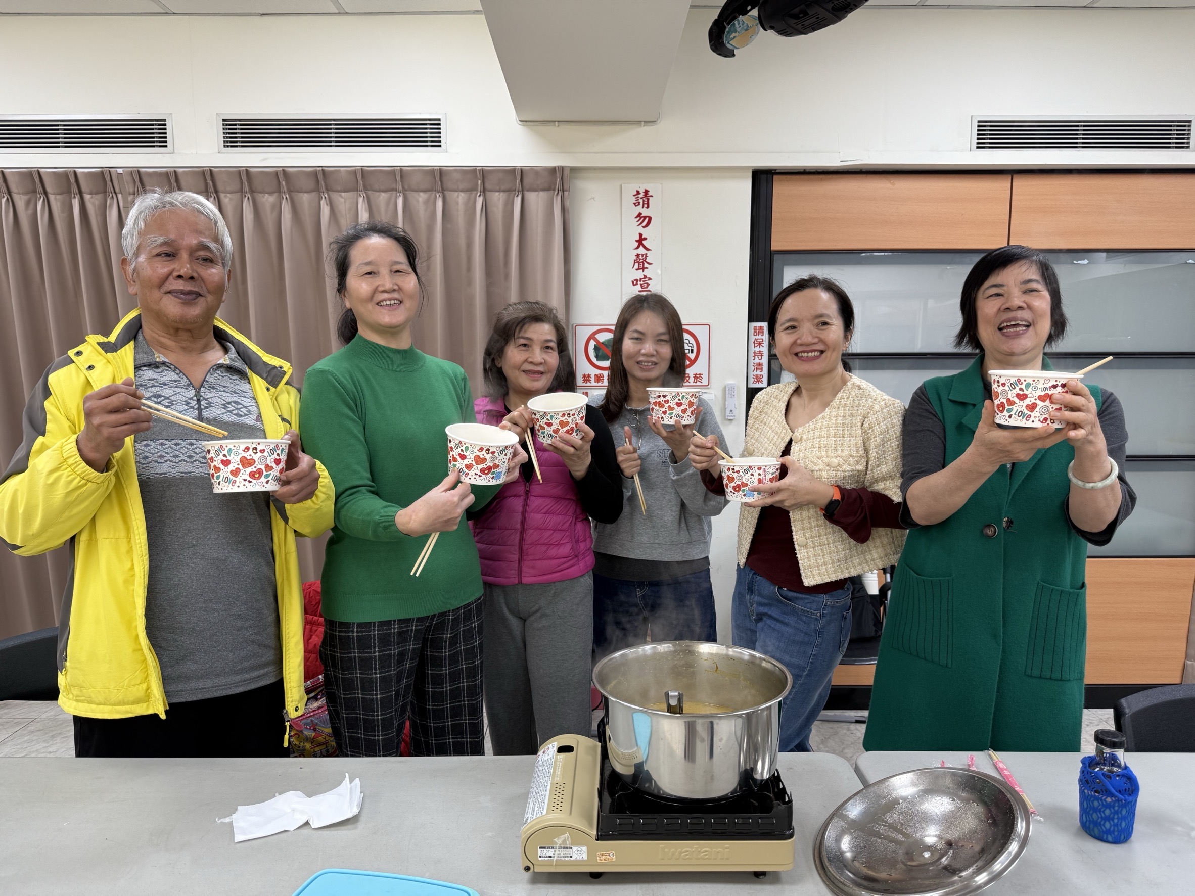 大陸新住民初次體驗印尼椰奶蔬菜湯成品的開心模樣。
