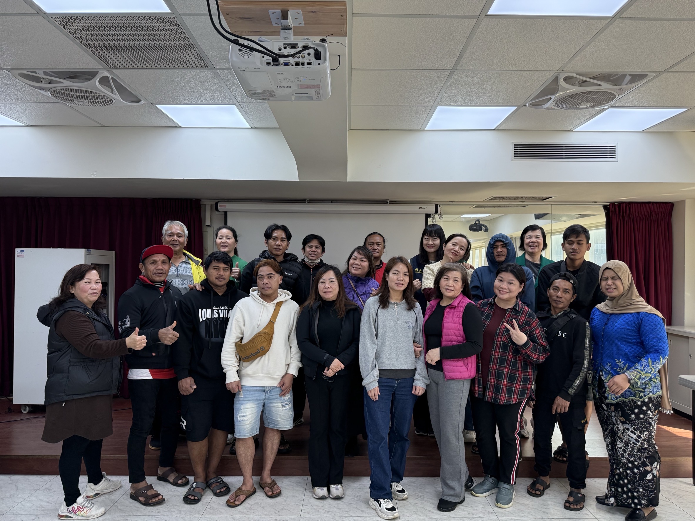 移民署基隆市服務站與新住民及移工齊聲祝賀新年快樂、馬年行大運。