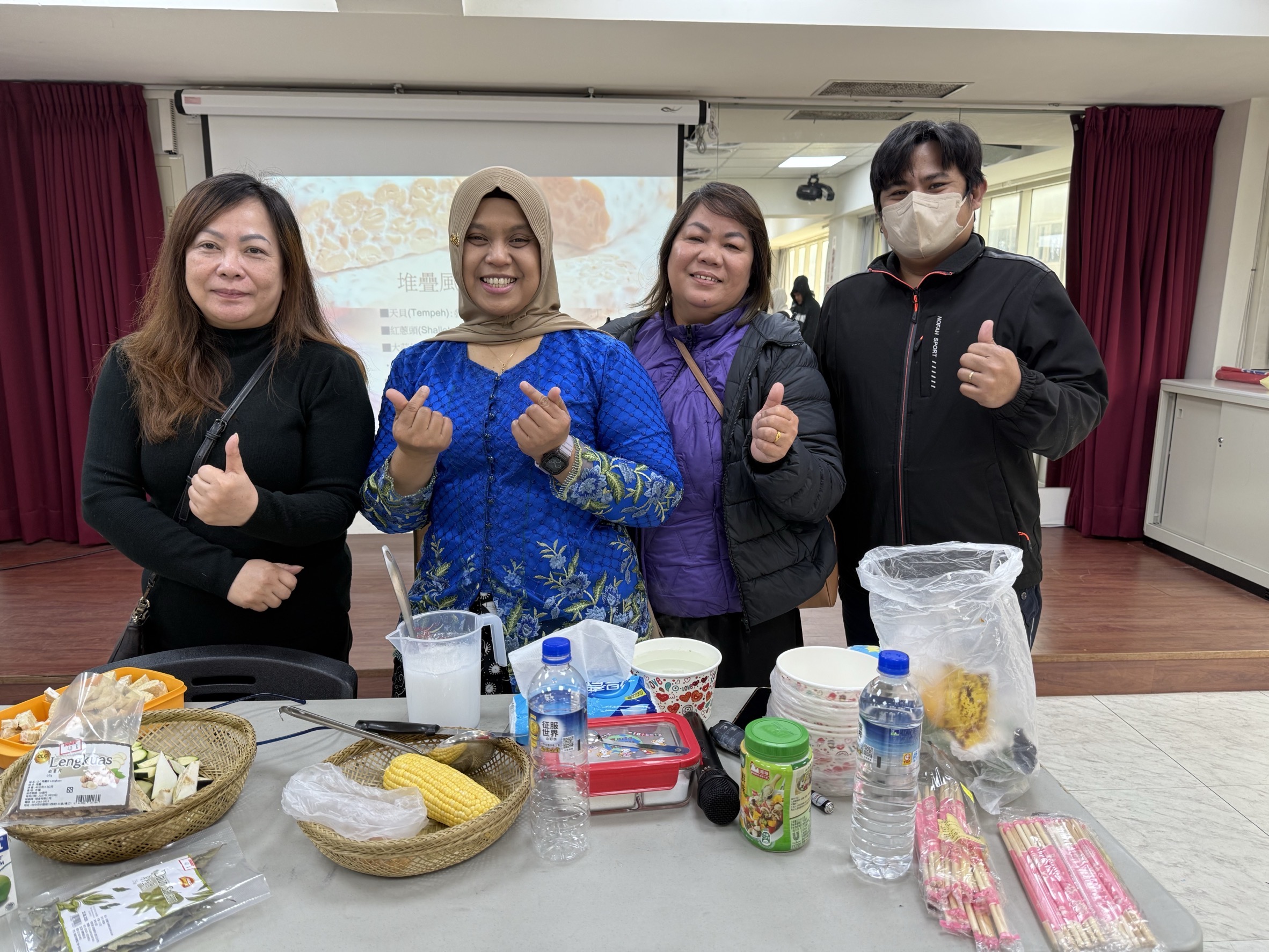 陳雅頓講師現場指導菲律賓籍新住民製作椰奶蔬菜湯情形。