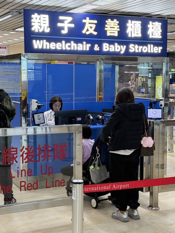 高雄機場入境娃娃車旅客使用親子友善櫃檯
