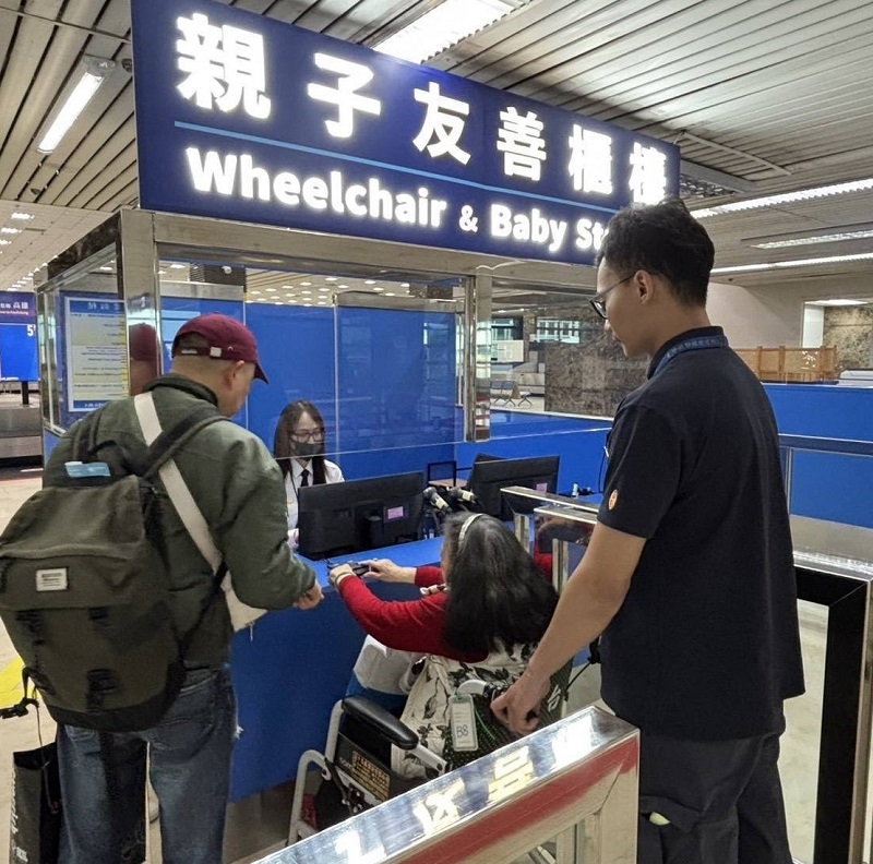 高雄機場入境輪椅旅客使用親子友善櫃檯