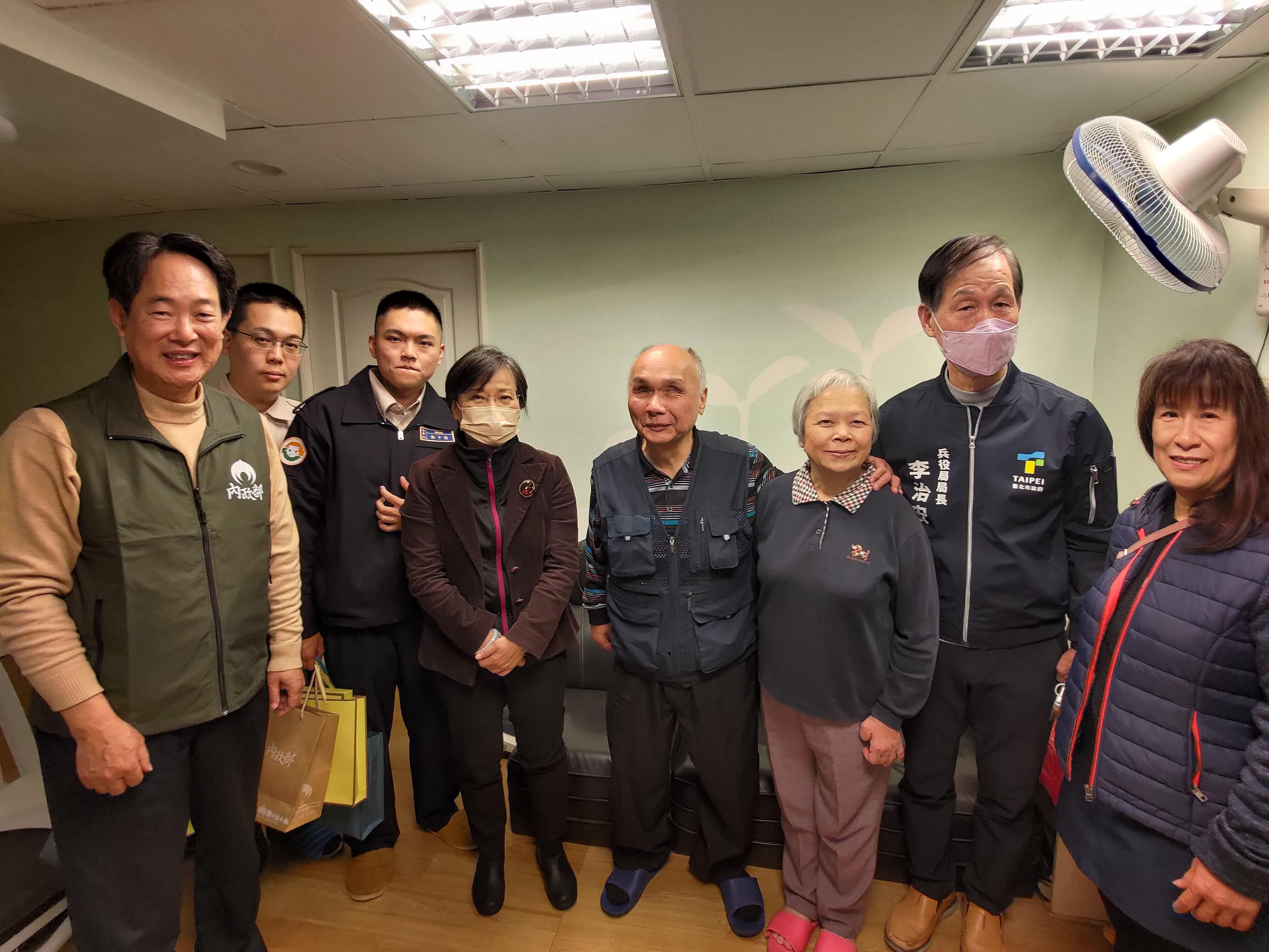內政部長、役政司司長與替代役男溫馨關懷袍澤弟兄