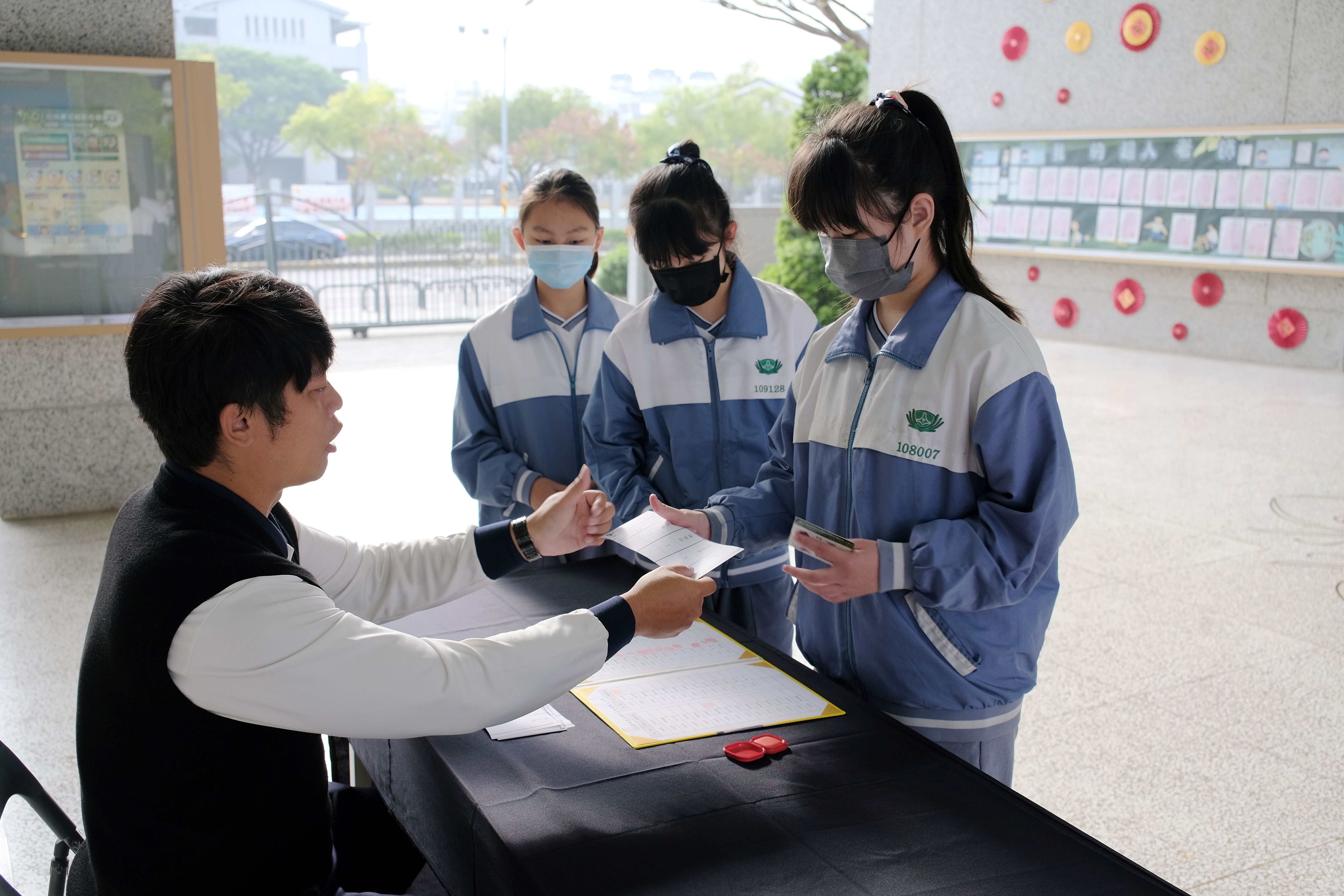 投票資格身分核對，確保選舉公正。