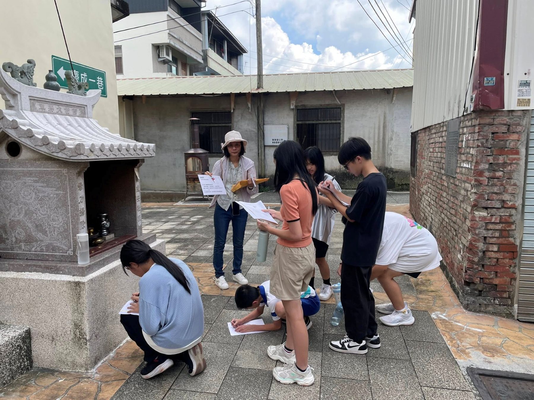 臺中市東華國中學生根據線索卡記錄學習單。