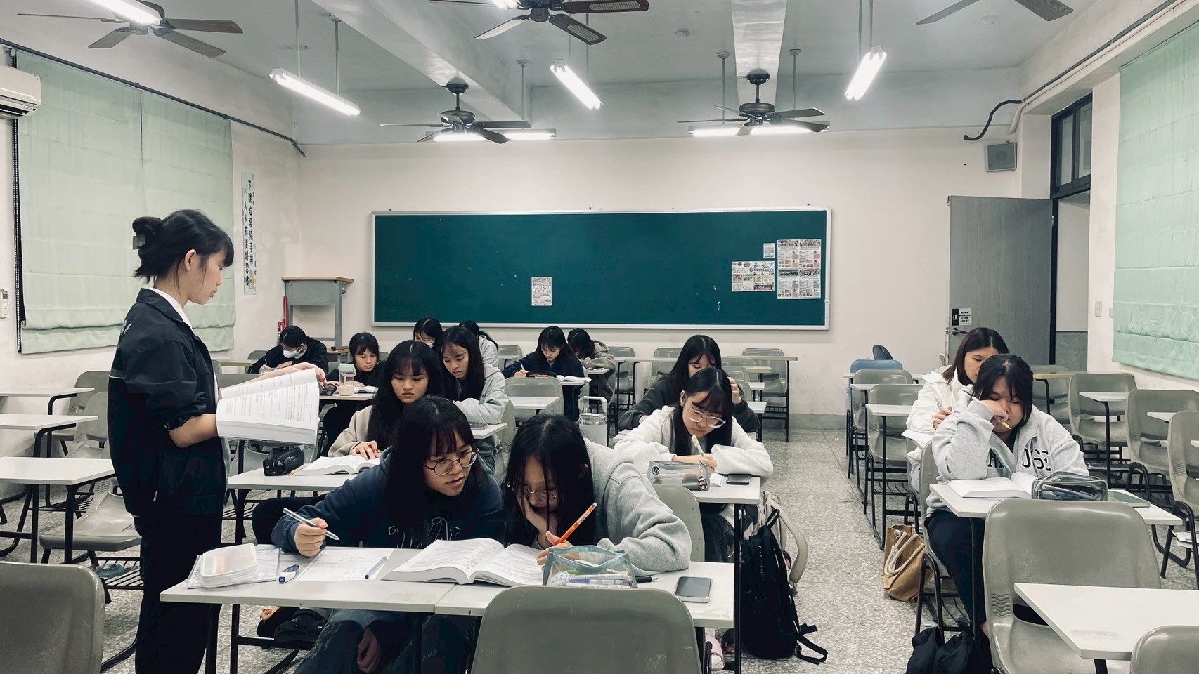 夜間家教課業輔導。