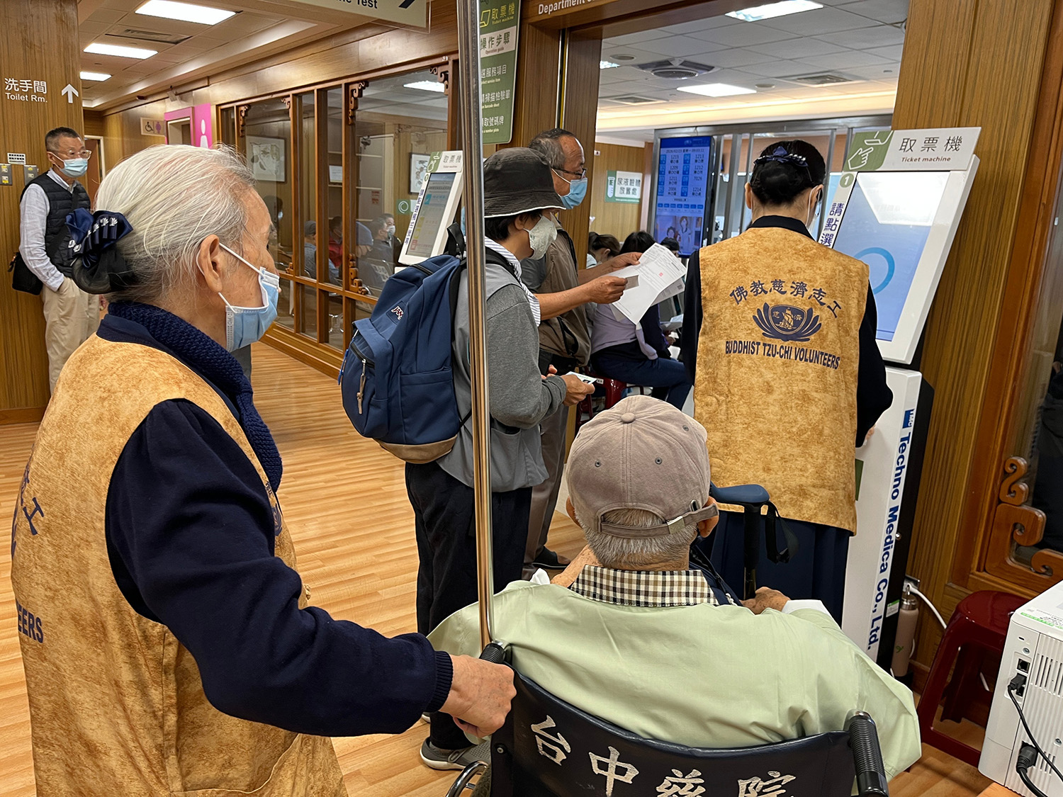 長假後慢性病人回診，開工首日抽血站湧入人潮，領號很快就破百。