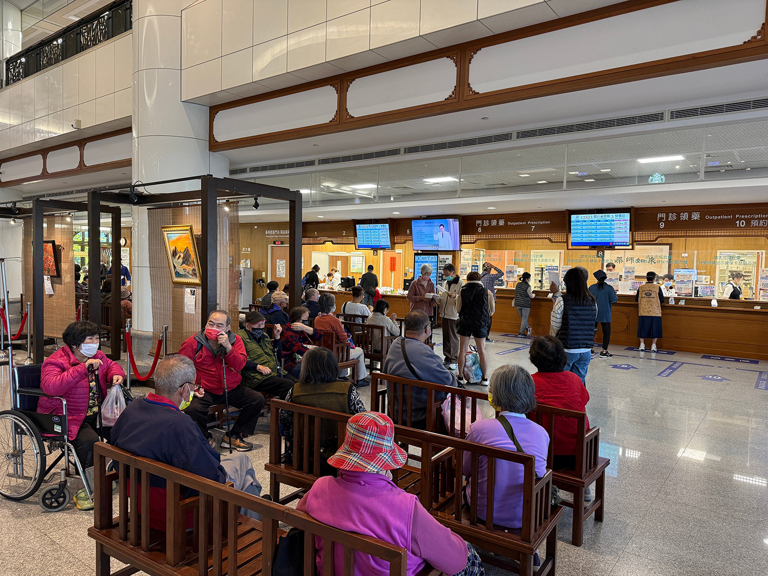 春節後開工日領藥人潮增，藥學部調度人力，並提醒慢性病人應持續規律服藥。