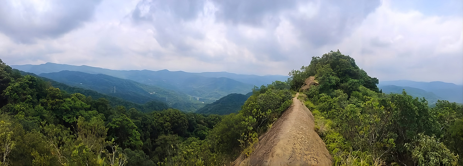 石碇皇帝殿稜線步道展現極致視野與岩稜地形。