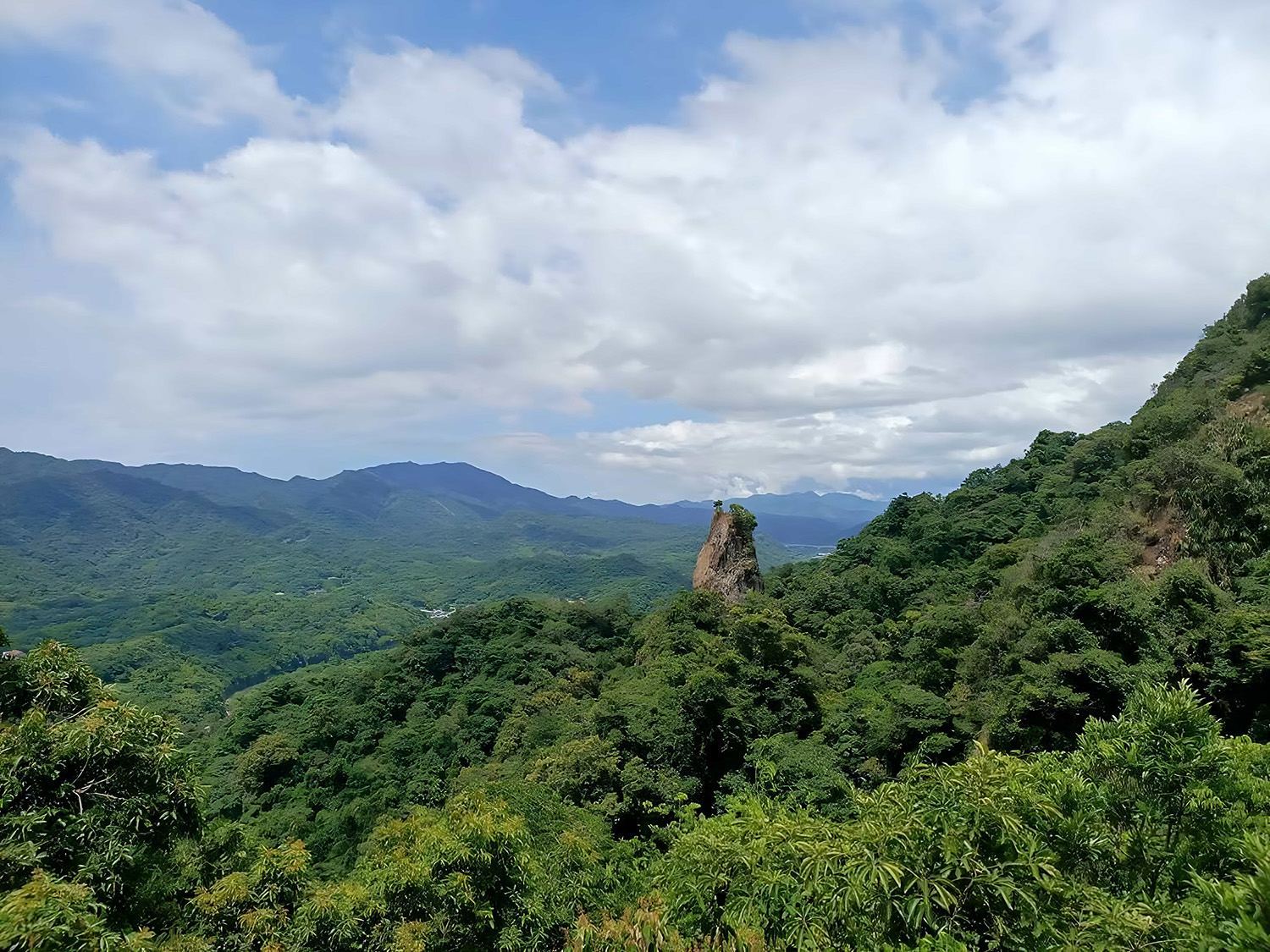 遠眺孝子山群峰石筍地形宛如小黃山。