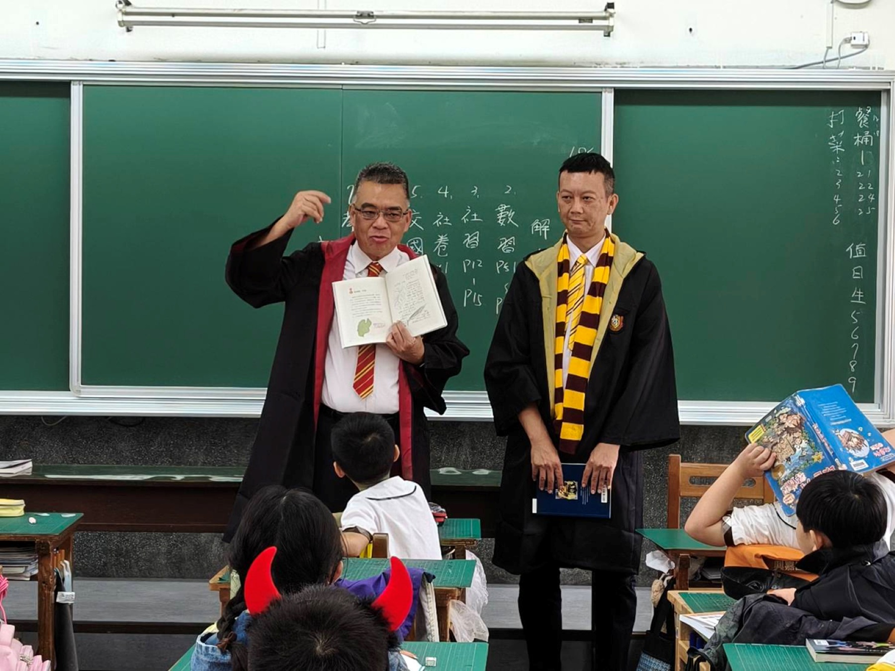 嘉義市興嘉國小校長與家長會長入班聊書，以身作則示範閱讀分享，深化家校共讀文化。