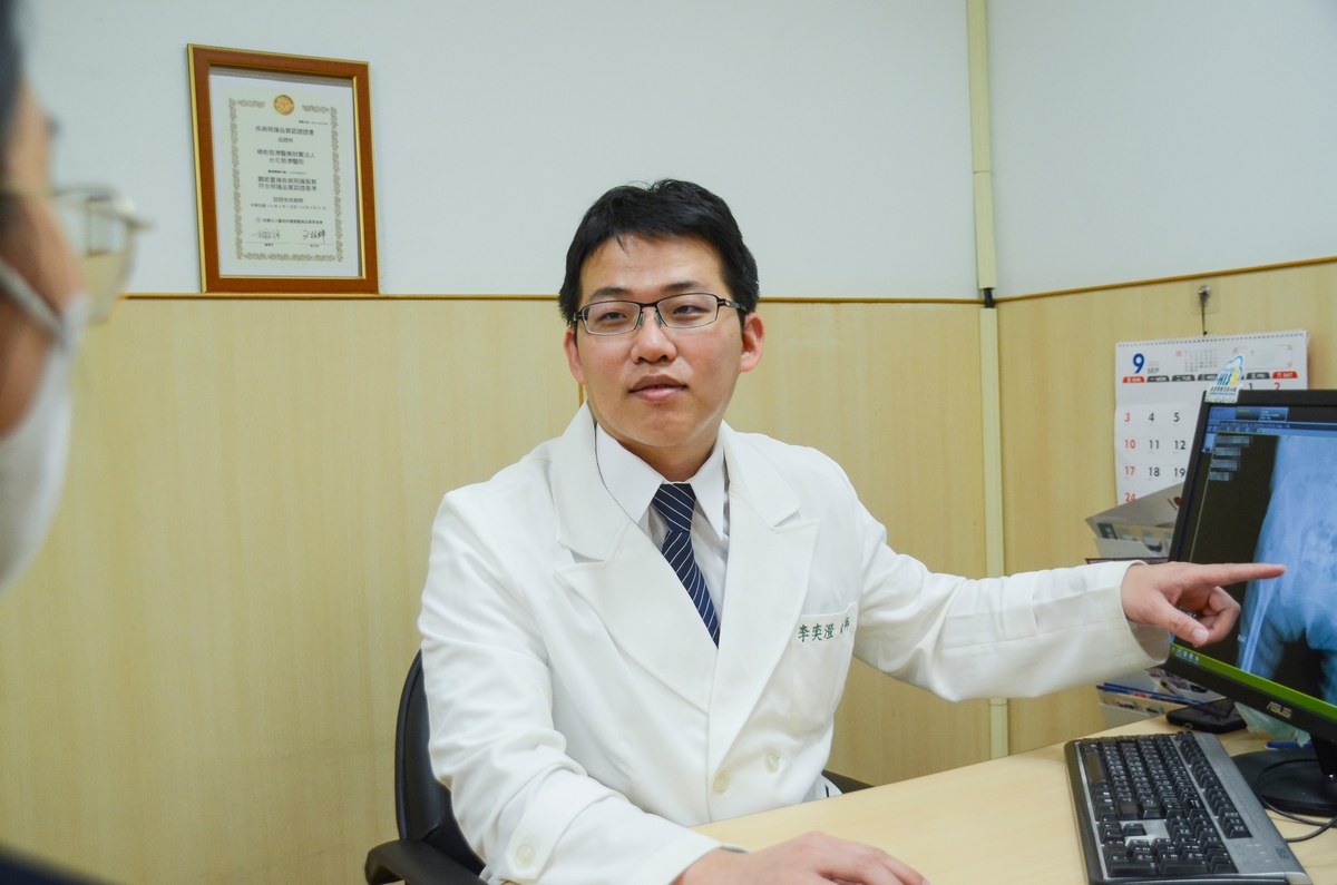 李奕澄醫師看診示意照。