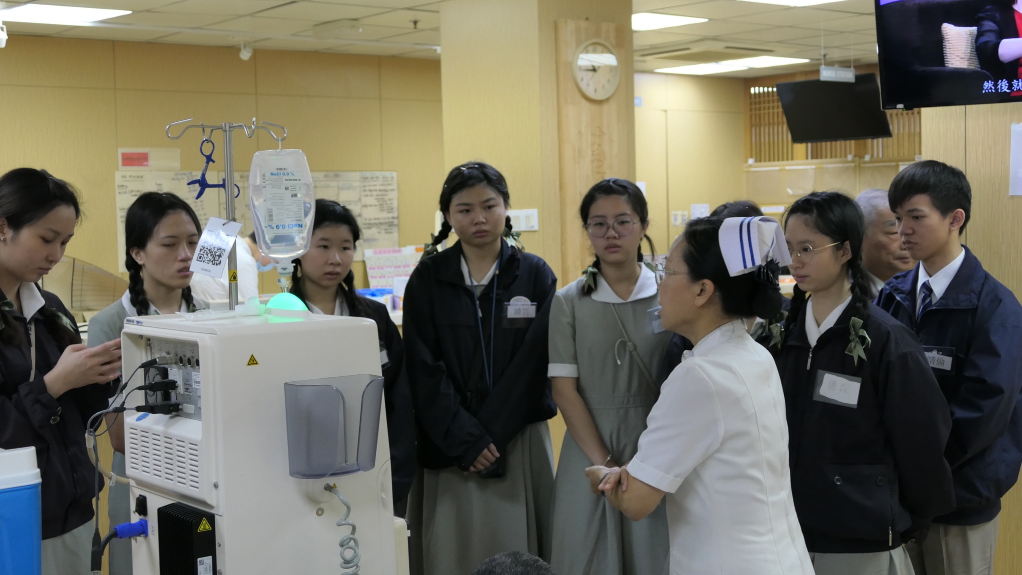 在洗腎中心與病友交流以及了解洗腎中心運作。