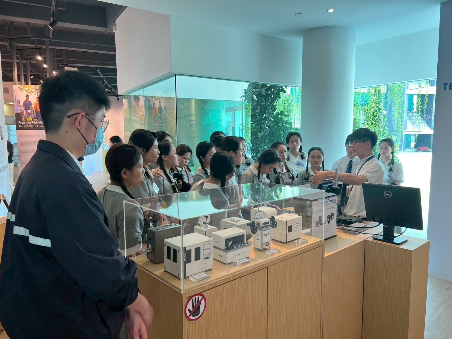 學生參訪科技企業ViTrox設備模型。