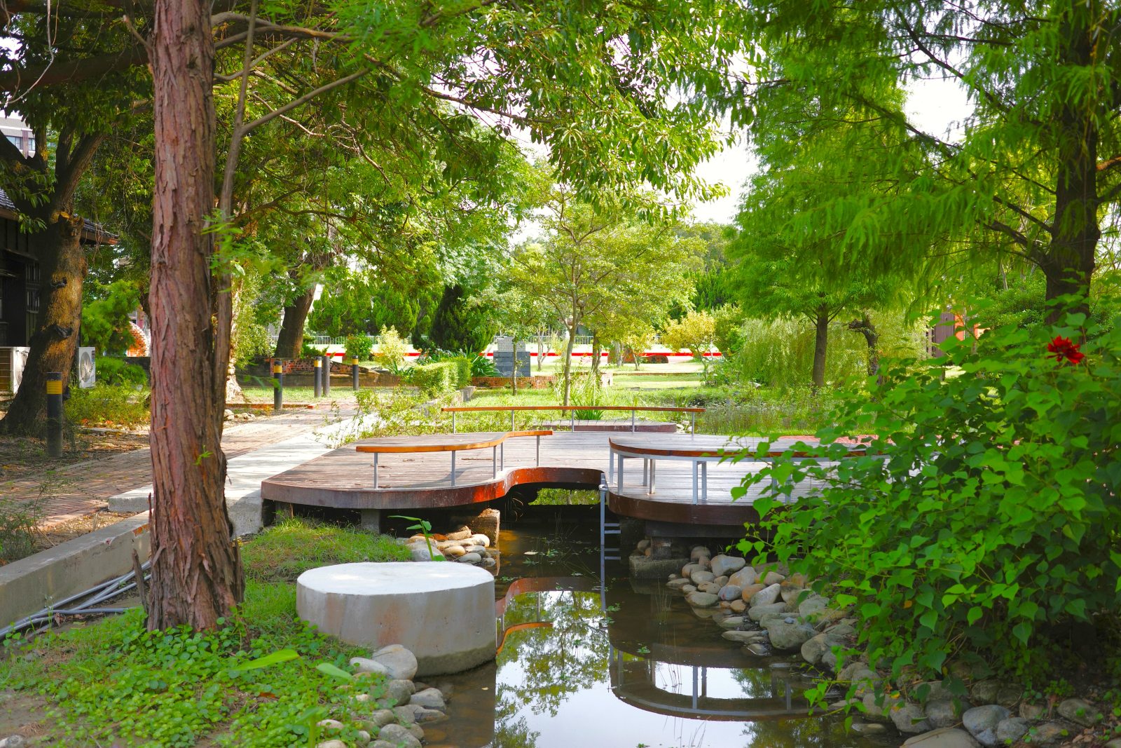 苗栗縣山腳國小打開原本陰暗且潮濕的環境,轉化為敞亮、親水串連自然與學習的開放場域。