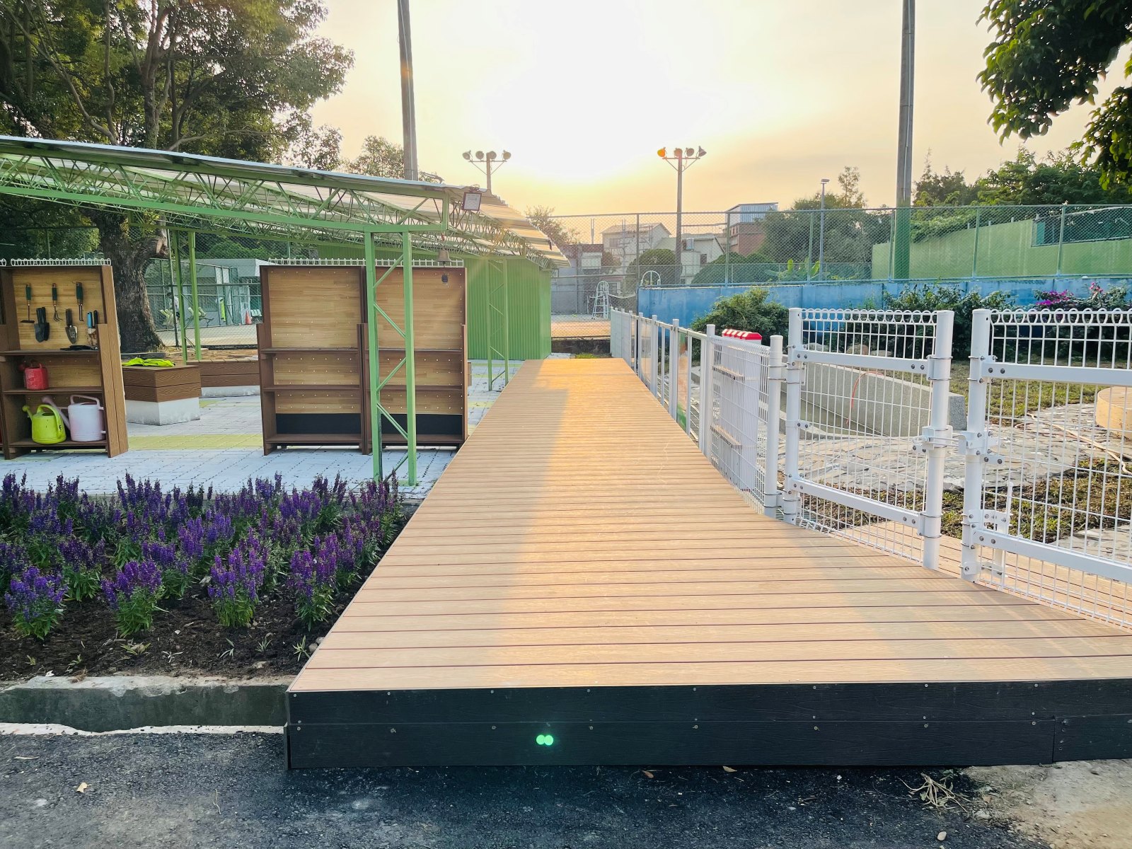 臺中新社國小打破過去陰暗、堆滿雜物的香菇寮負面印象,轉化空間成為明亮通透的多功能聚集場域。