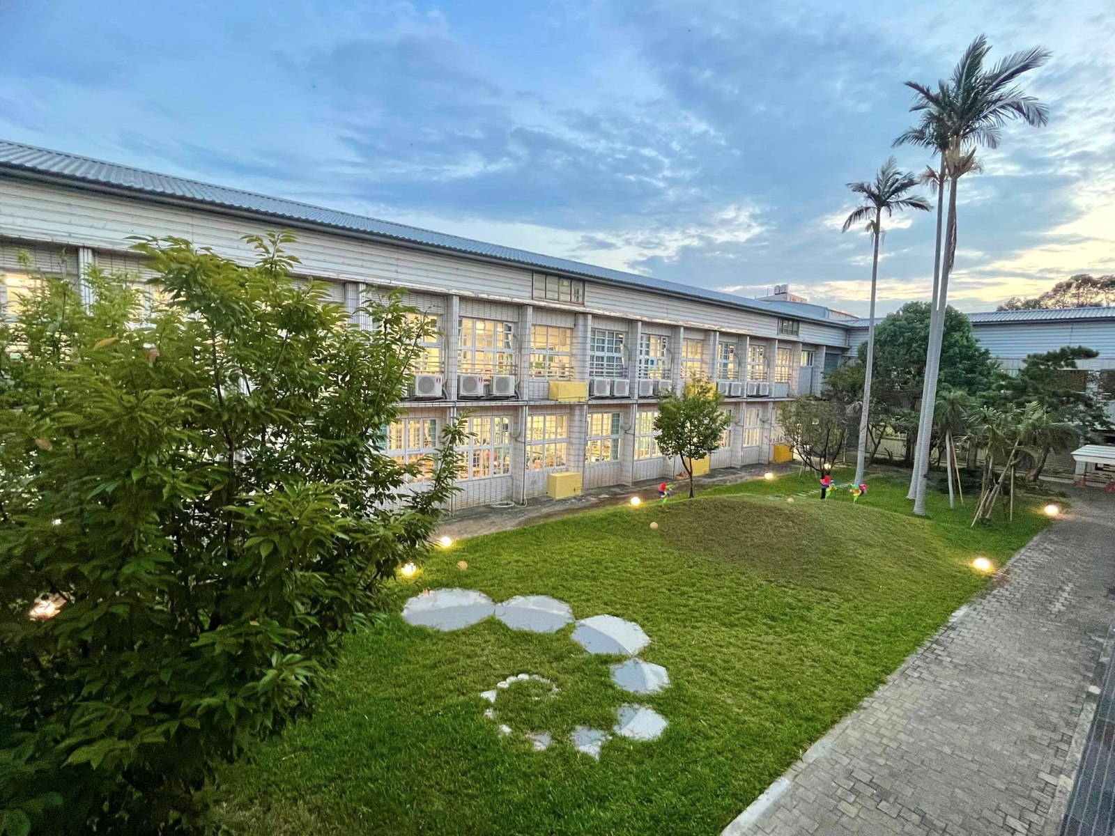 桃園新興國小原本樹木雜陳的中庭草坪經減法設計重塑,鋪面巧妙融入黃金比例的螺旋紋理,成為戶外教學場域。