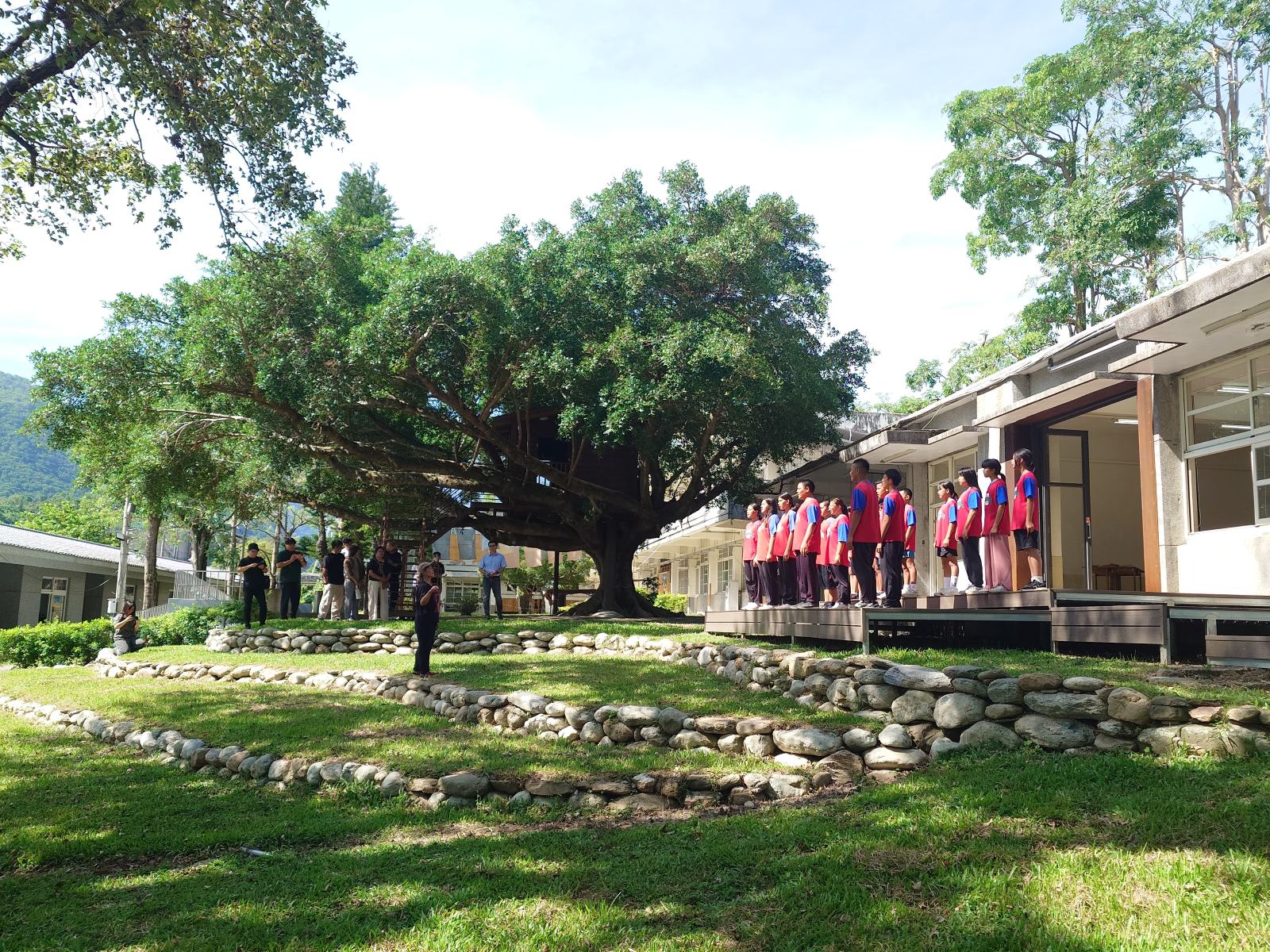 臺東縣桃源國中改造閒置綜合教室及前方荒廢草坡,利用地形落差,將荒廢草坡蛻變為一座大地階梯教室。