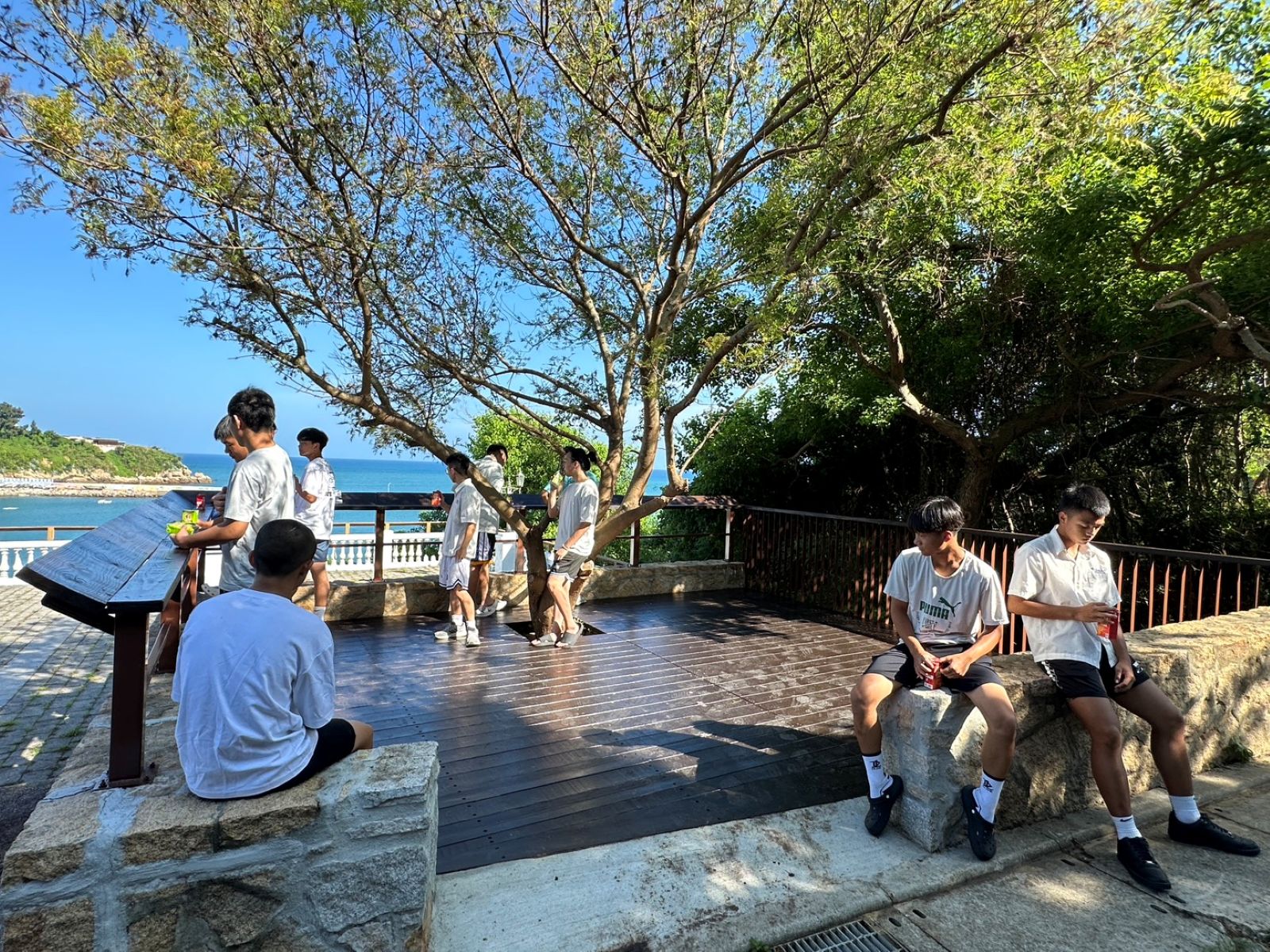 臺東縣桃源國中改造閒置綜合教室及前方荒廢草坡,利用地形落差,將荒廢草坡蛻變為一座大地階梯教室。