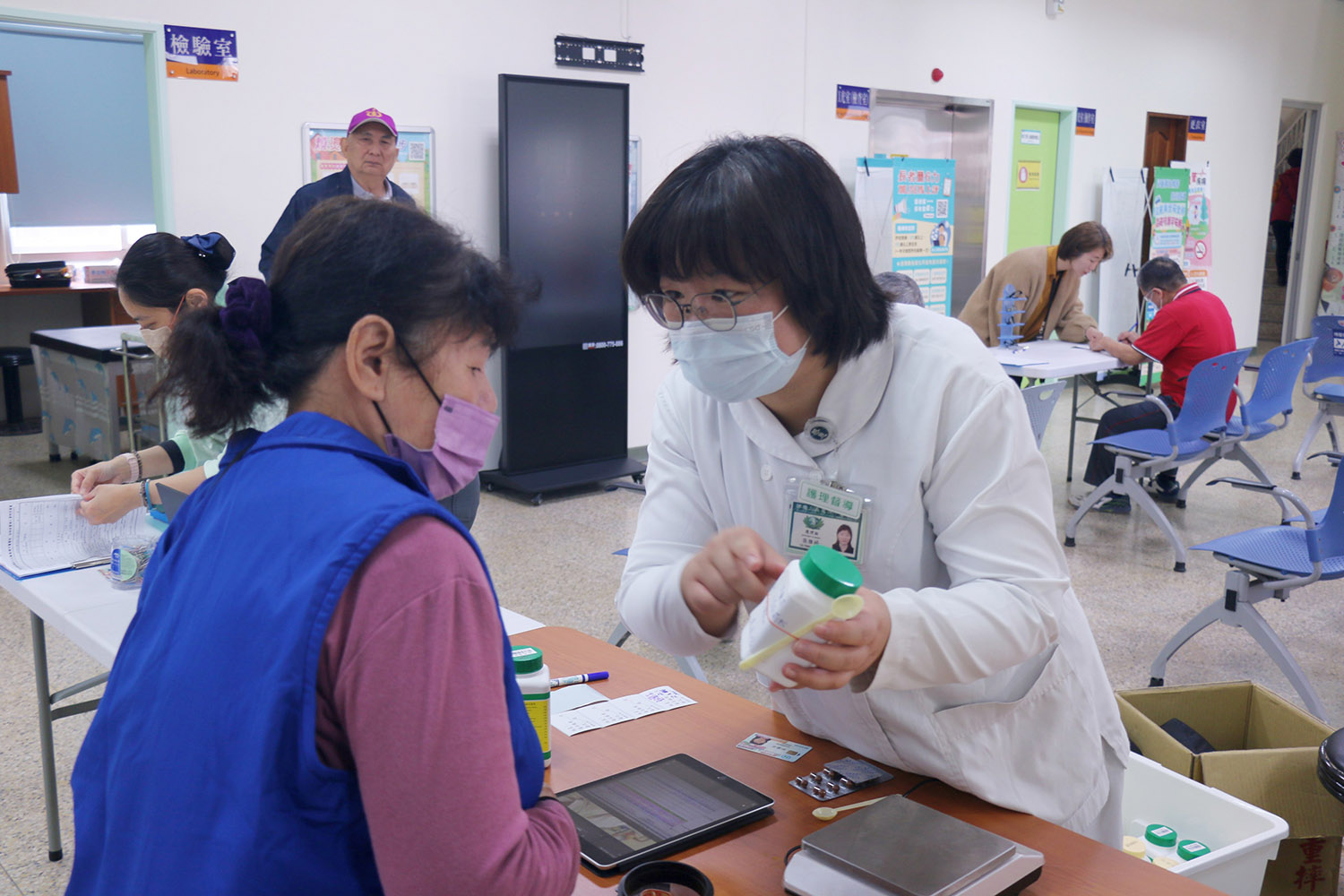 三義慈濟中醫醫院督導張雅婷(右)說明用藥注意事項。