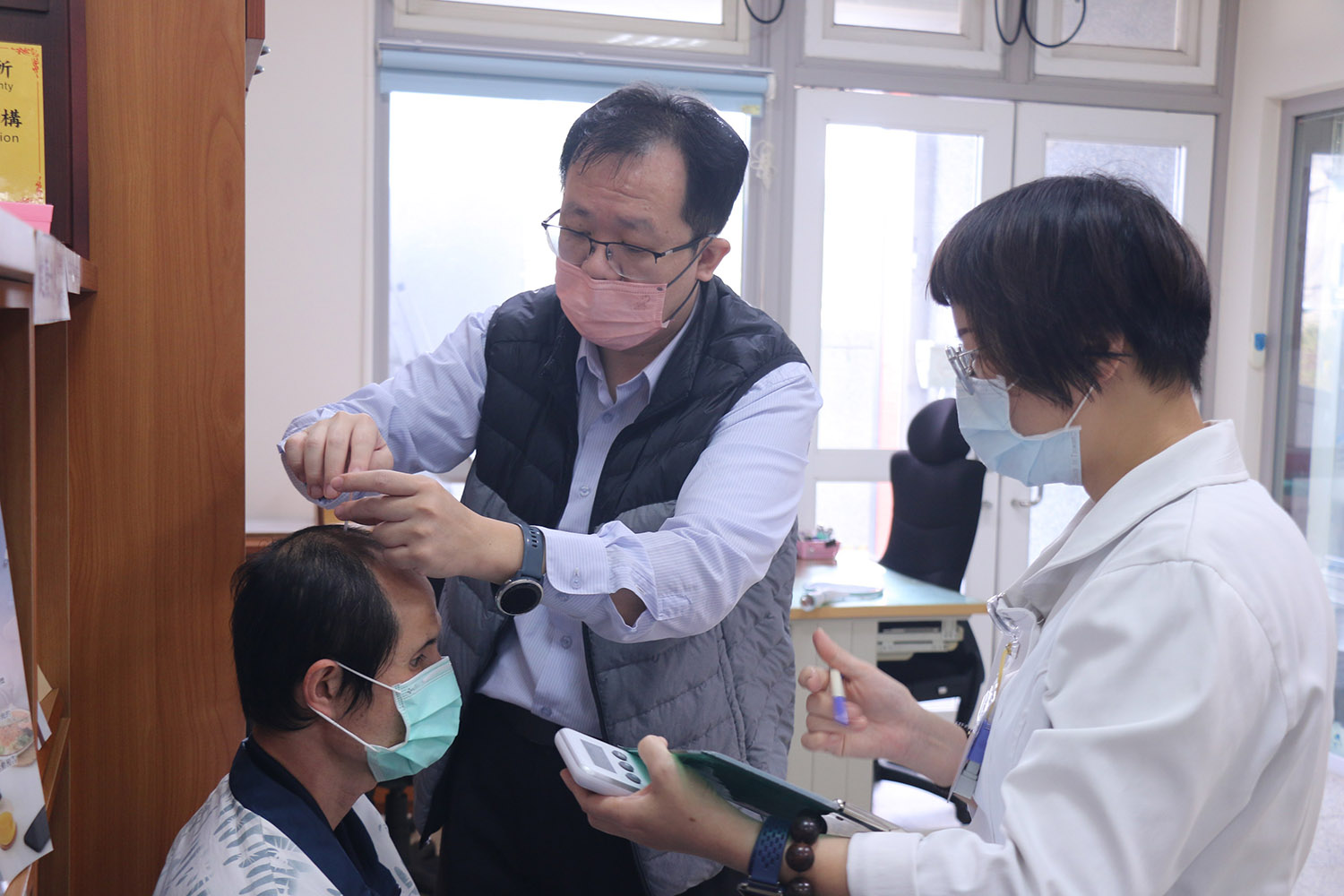 三義慈濟中醫醫院中醫巡迴醫療醫師張景翔為求診民眾針灸。