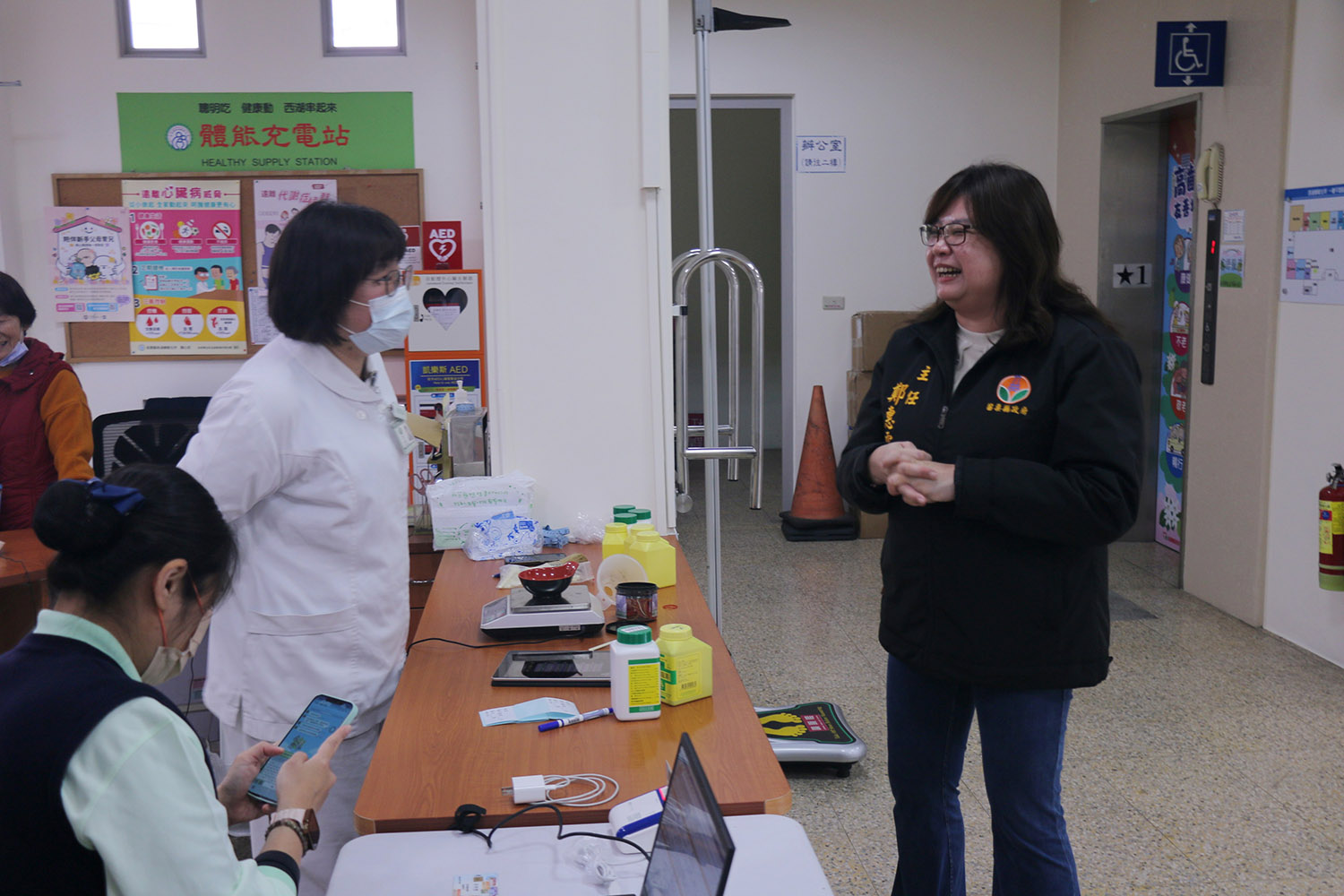 西湖衛生所主任鄭惠雯(右):期望巡迴醫療,讓鄉親可以提升生活品質。