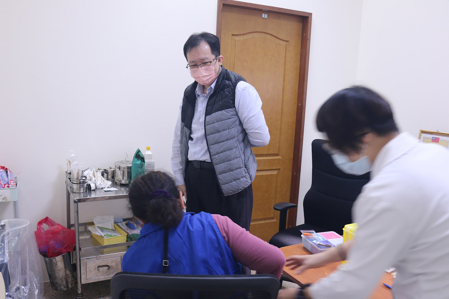 三義慈濟中醫醫院中醫巡迴醫療醫師張景翔指導民眾保健動作。