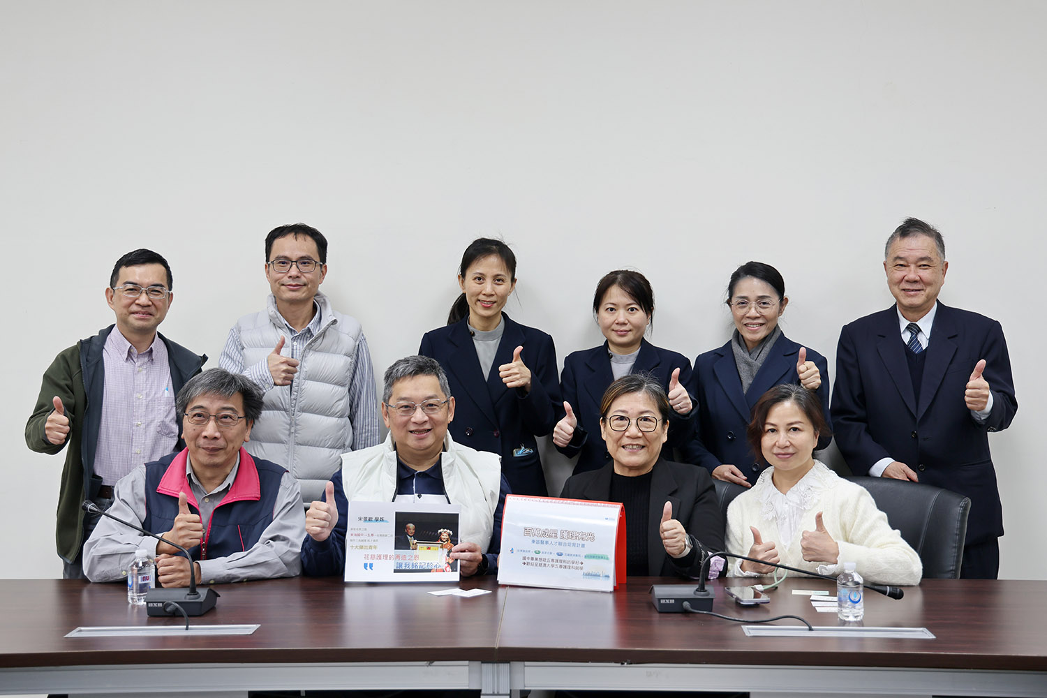 花蓮慈院團隊也前往已獲教育部核准成立護理系的臺東大學,拜訪副校長胡焯淳(前排左二)及護理學系籌備團隊,就臨床實習合作與人才培育模式進行交流。